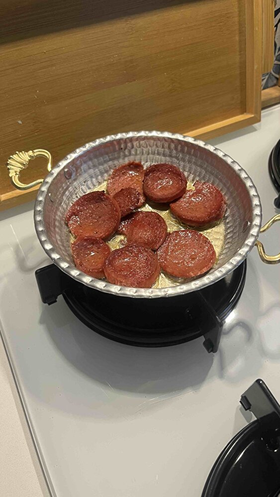 Gerçekden sucuk gibi sucuk . Burayı keşfetmeden önce afyonlu arkadaşlarımız ısmarlıyorduk hep. Burası bir tık daha uygun geldi bize elimizin altında sipariş verebileceğimiz bir yerde oldu. Baharatlı sucuk sevmeyenler için birebir . Korkarak sipariş vermiştim bozuk ya da küflü gelebilir diye hiçte düşündüğüm gibi olmadı gayet sağlam ve düzgün geldi yanındaki hediyeler için teşekkür ederiz.