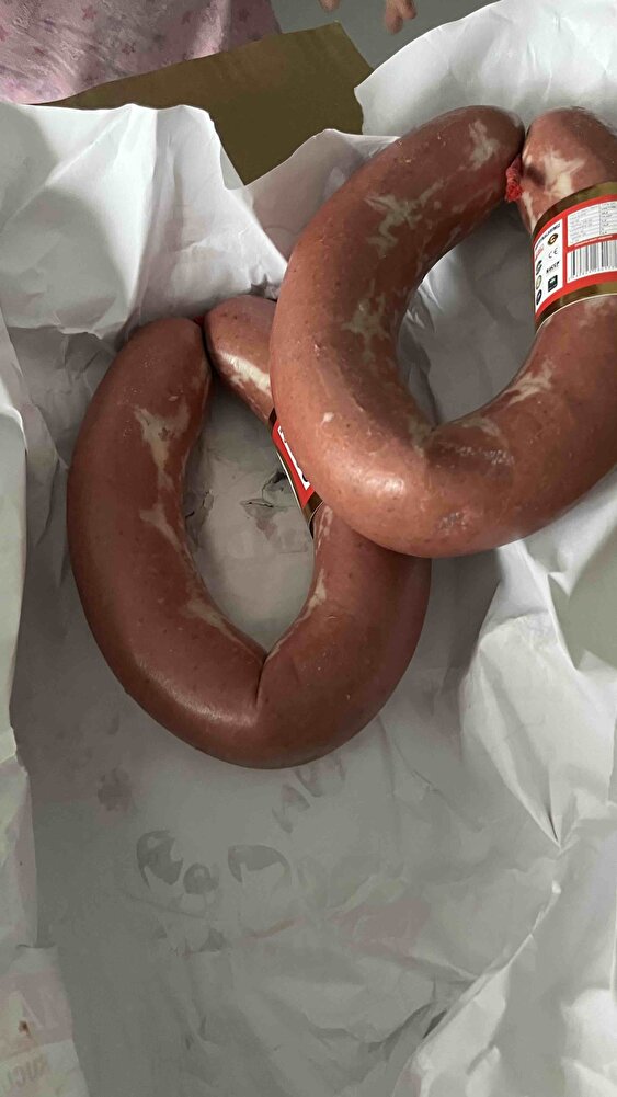 Gerçekden sucuk gibi sucuk . Burayı keşfetmeden önce afyonlu arkadaşlarımız ısmarlıyorduk hep. Burası bir tık daha uygun geldi bize elimizin altında sipariş verebileceğimiz bir yerde oldu. Baharatlı sucuk sevmeyenler için birebir . Korkarak sipariş vermiştim bozuk ya da küflü gelebilir diye hiçte düşündüğüm gibi olmadı gayet sağlam ve düzgün geldi yanındaki hediyeler için teşekkür ederiz.