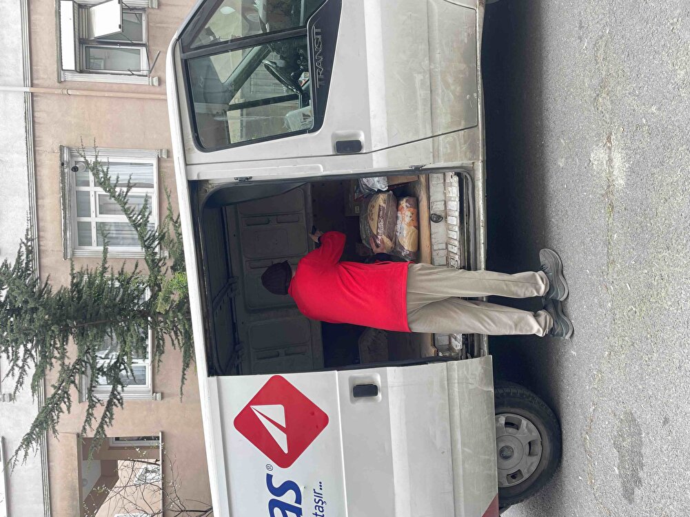 Sizden aldigima pisman oldum acil kargonuzu degistirin aras kargo pismanliktir adam yukariya cikarmadi kapiya atti gitti benim isim degil dedi birde ustelik hic bir kargo sirketi boyle davranmiyor ozmn bu isi yapmayin reziller