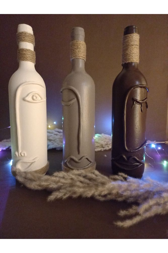 El Boyaması Cam Şarap Şişesi Dekorasyonları 3'lü Set, Soyut Yüz Desenli Kahverengi Dekoratif Şişeler