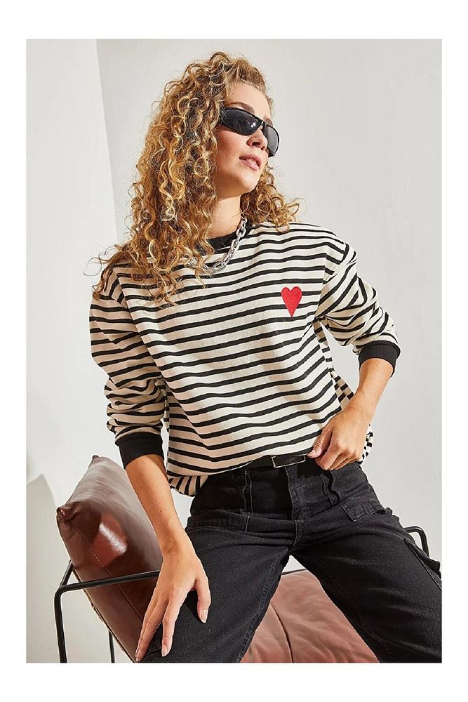 Kadın Ekru Siyah 3 İplik Şardonlu Bisiklet Yaka Kalpli Çizgili Sweatshirt