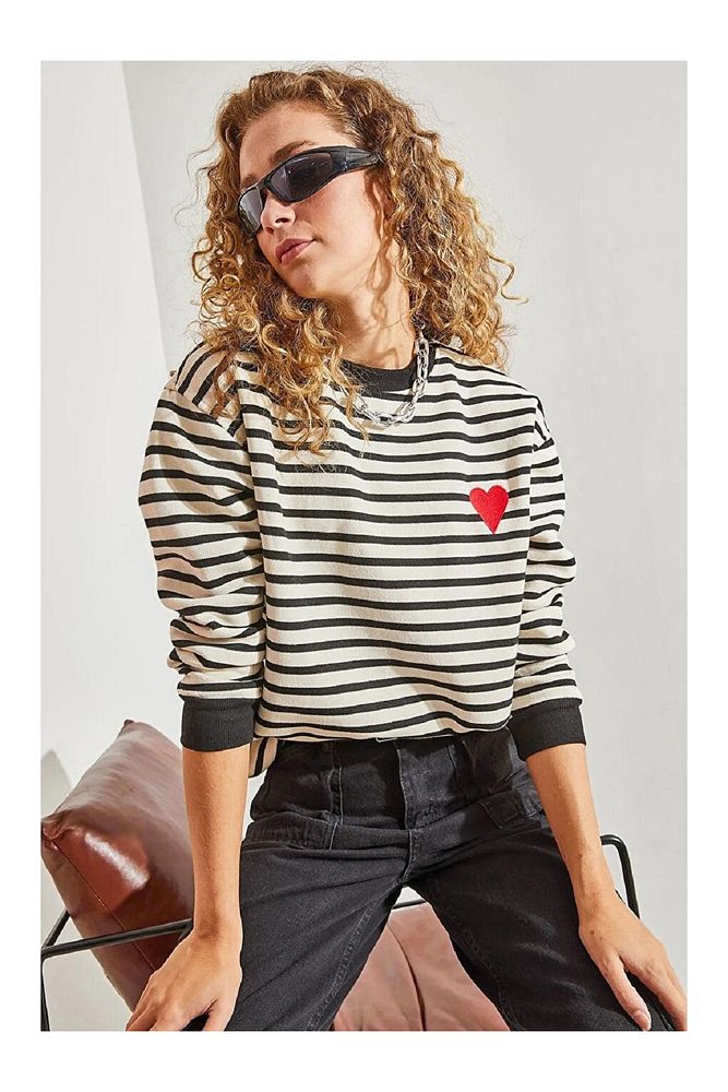 Kadın Ekru Siyah 3 İplik Şardonlu Bisiklet Yaka Kalpli Çizgili Sweatshirt