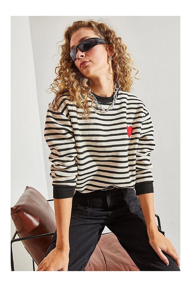 Kadın Ekru Siyah 3 İplik Şardonlu Bisiklet Yaka Kalpli Çizgili Sweatshirt
