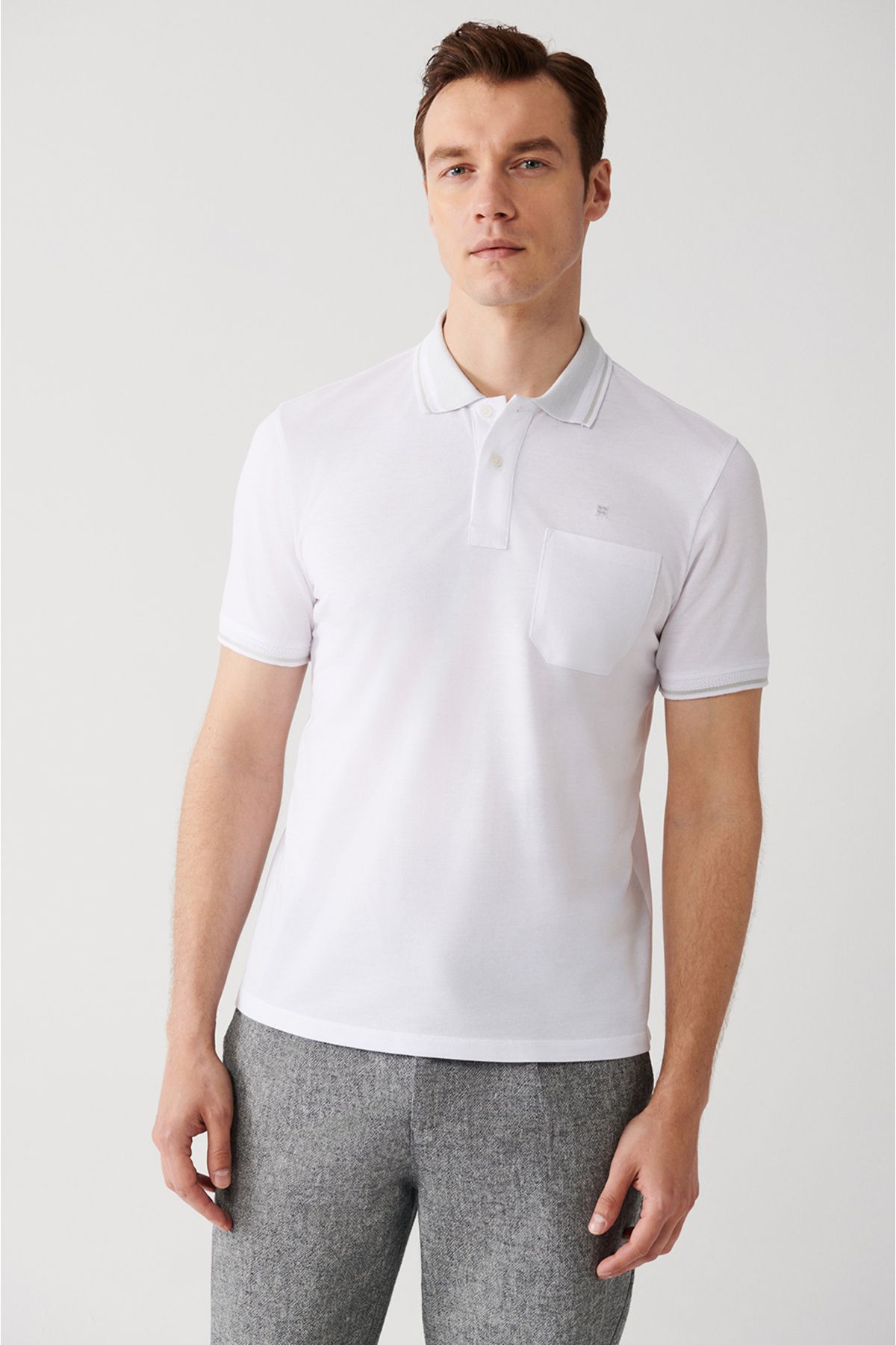 Erkek Beyaz Polo Yaka T-shirt Kıvrılmaz Yaka Cepli Regular Fit 2 Düğmeli E001031