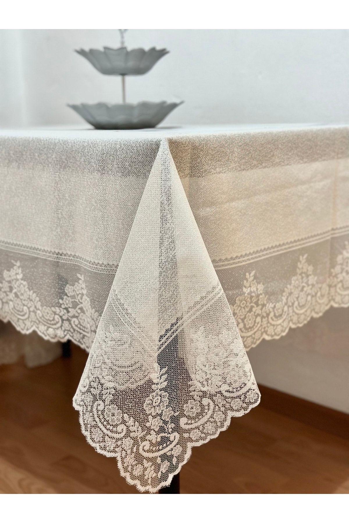 Çini Desenli Dertsiz Leke Tutmaz Dantelli Masa Örtüsü Krem 160x220 Cm