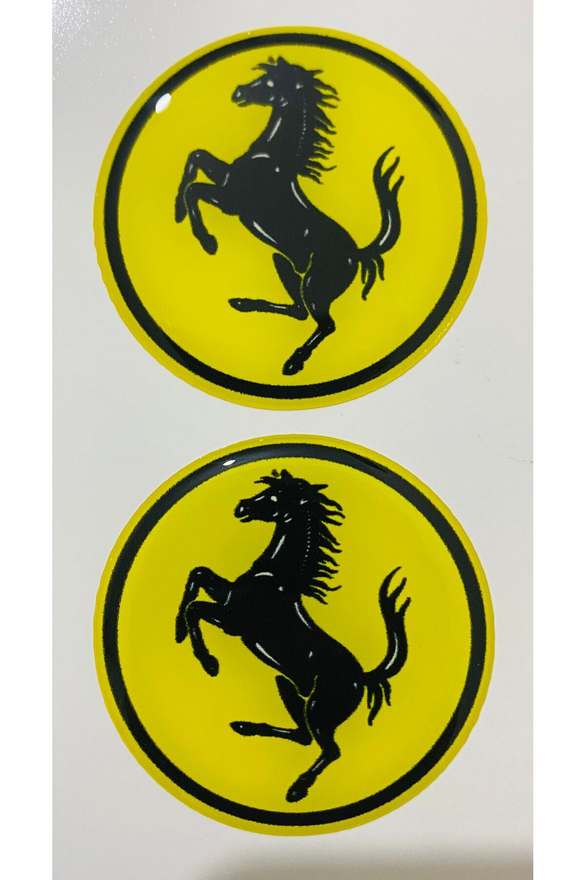 Ferrari Logo Sarı (5X5 CM) Ikili Damla Etiket