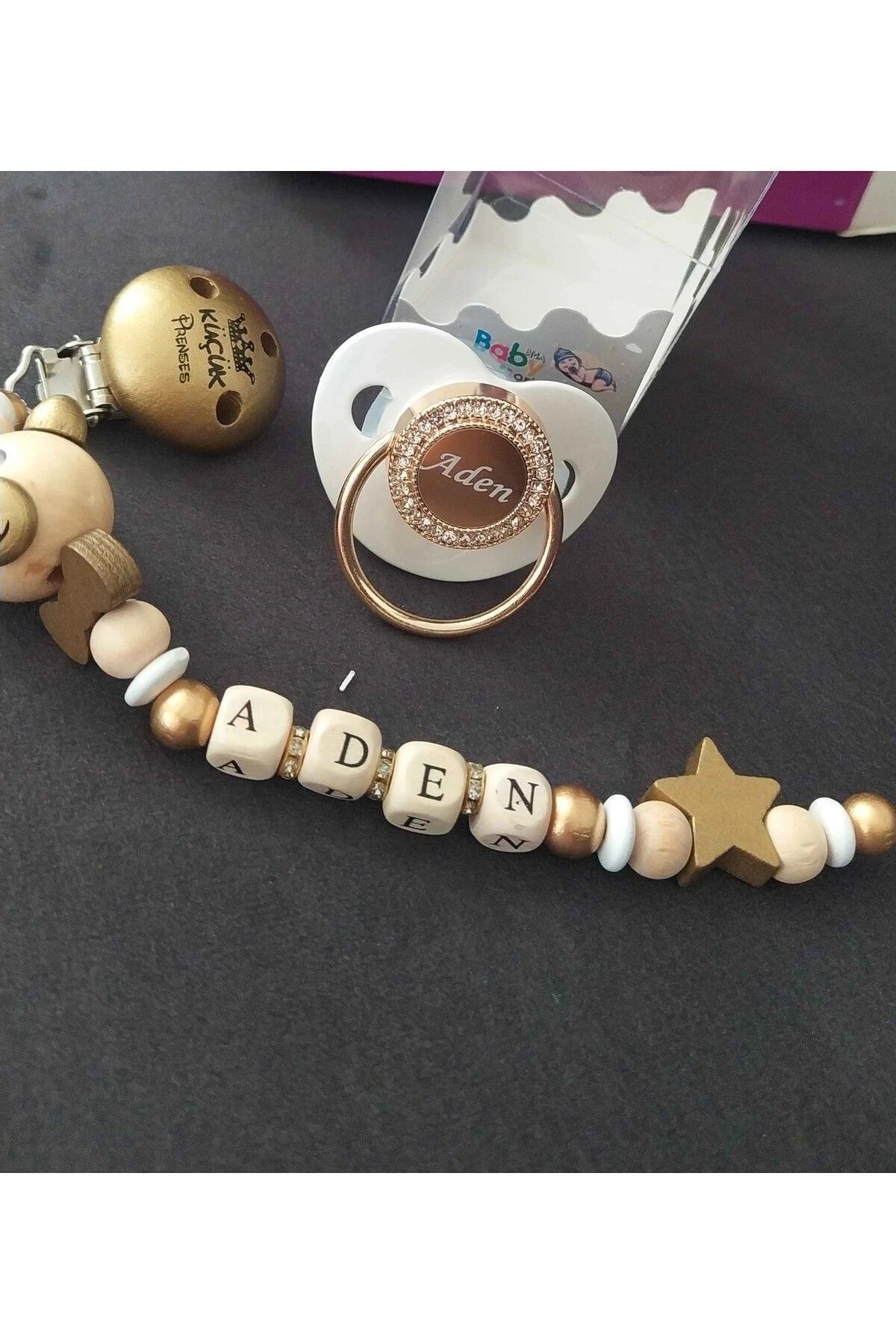 İsimli Bebek Emzik Zinciri Ve Beyaz Taşlı Silikon Damaklı Emzik Seti (0-6 AY) Tysysh0025