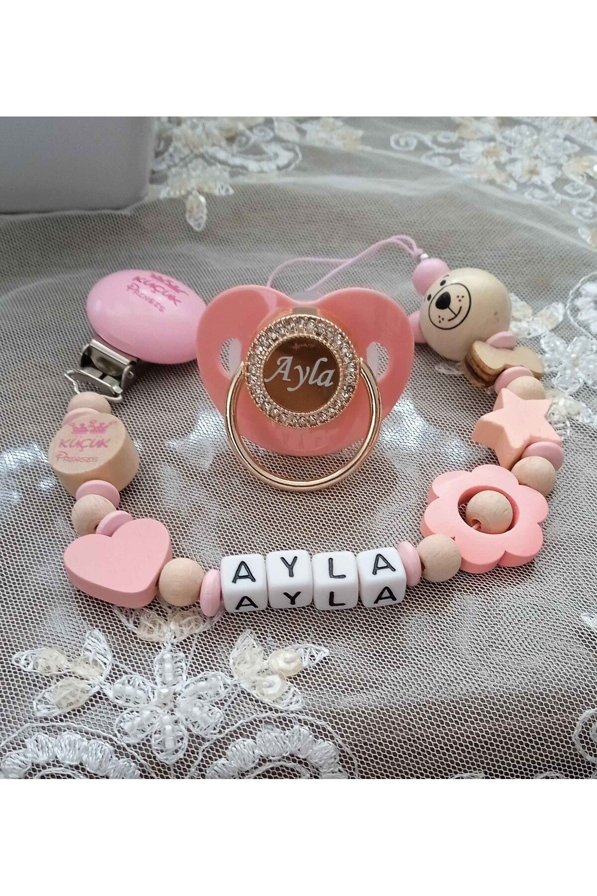 Isimli Bebek Emzik Zinciri Ve Pembe Taşlı Silikon Damaklı Emzik Seti (0-6 AY) 0021