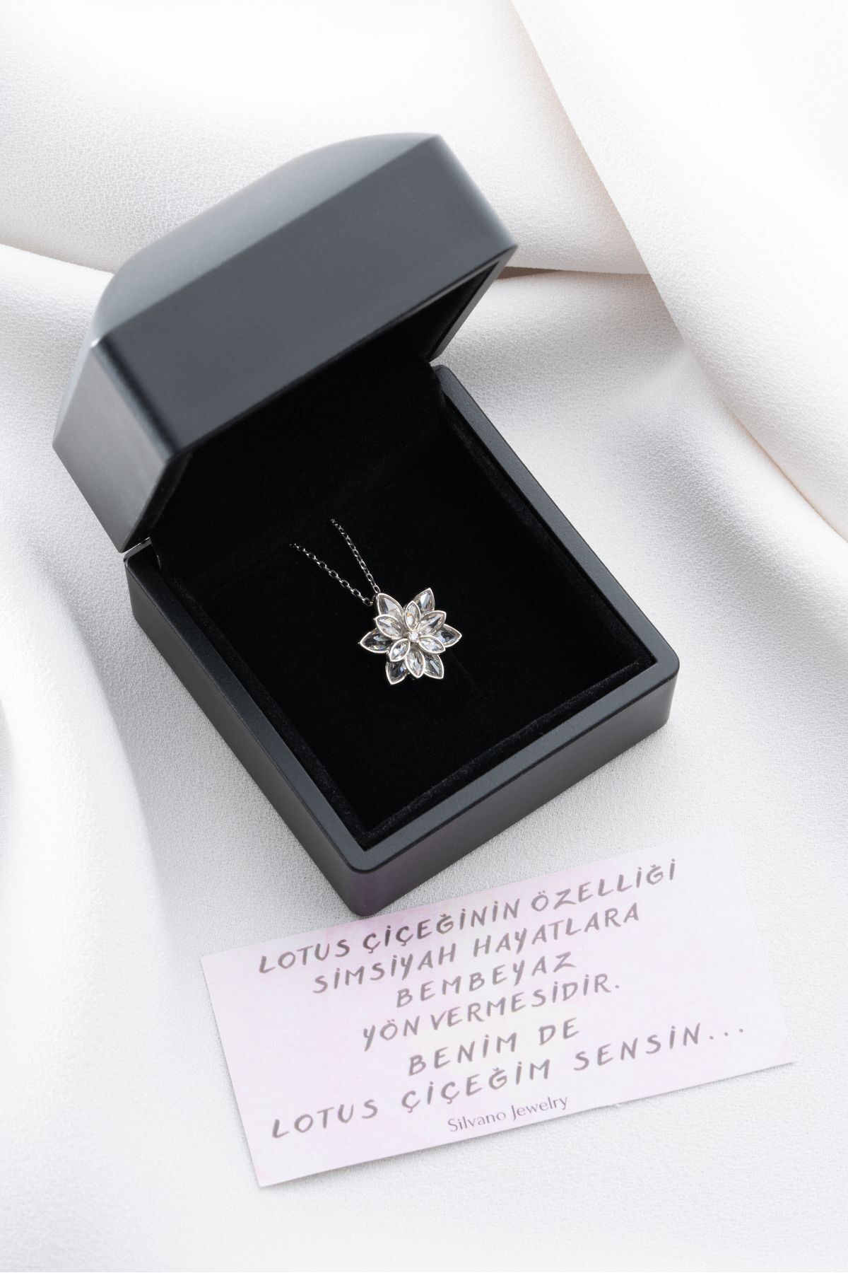 925 Ayar Gümüş Işıklı Kutuda Beyaz Lotus Çiçeği Kolye