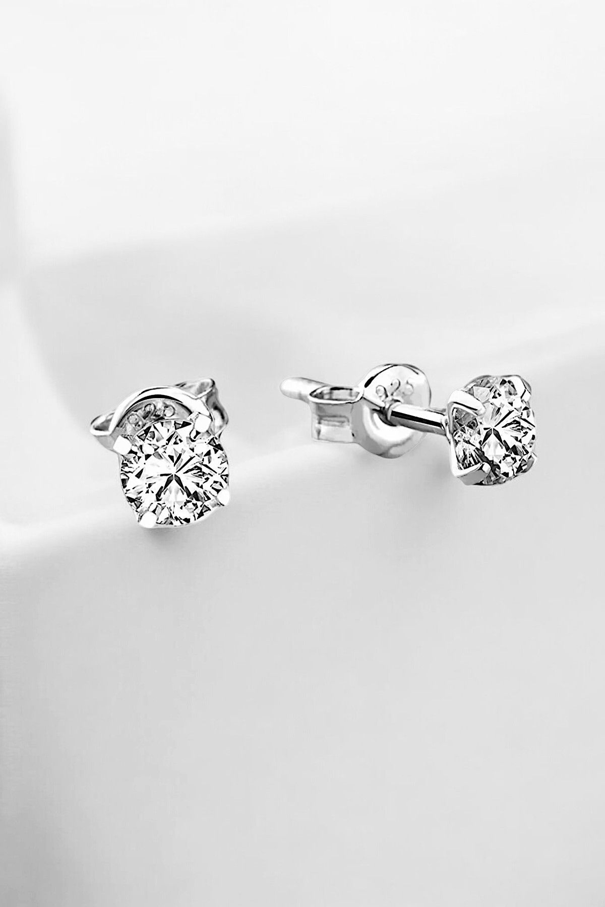 Gümüş 925 Ayar Rodyumlu 4 Mm Premium Star Kesim Zirkon Taşlı Çivili Küpe