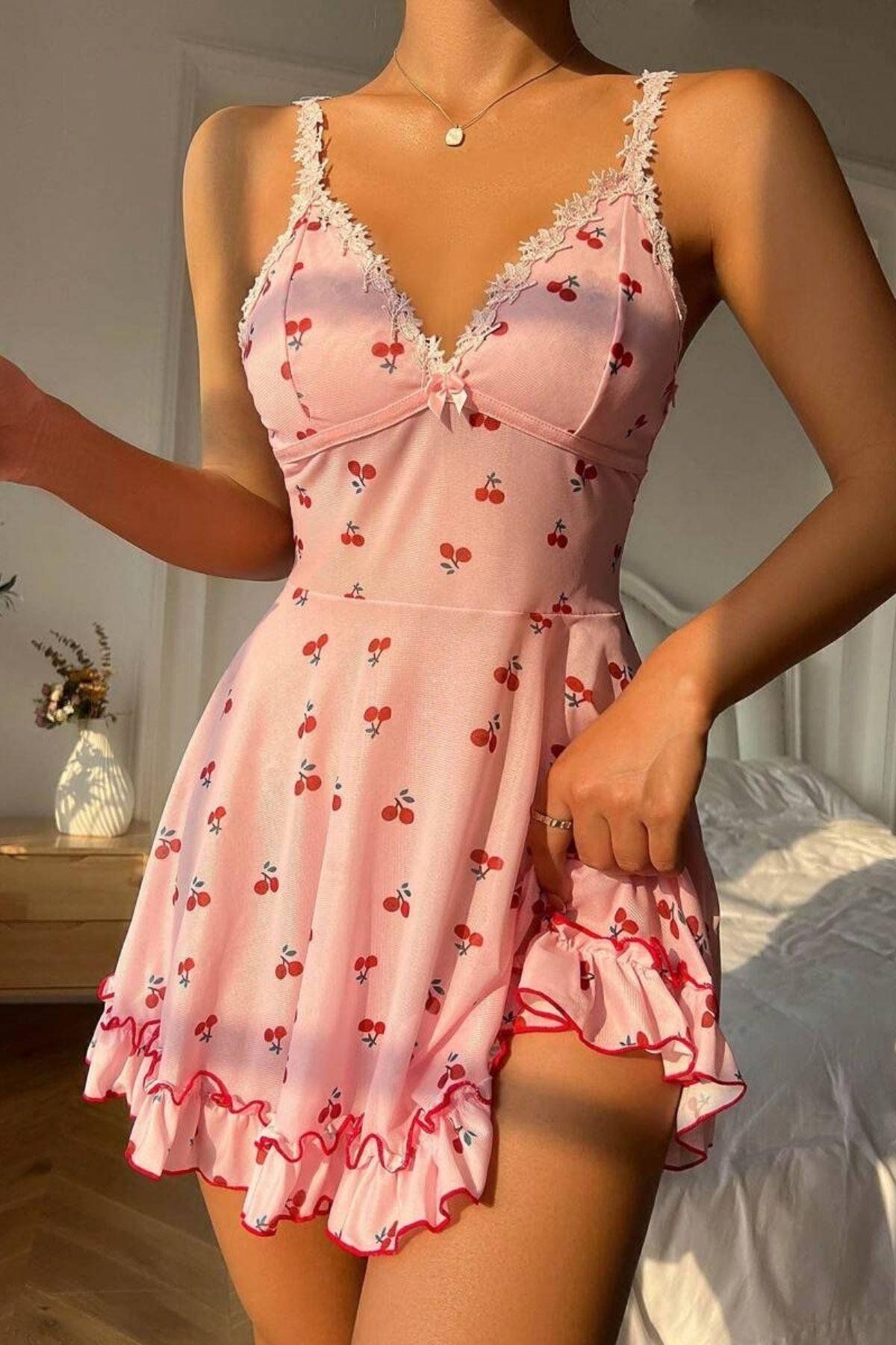 Romantik Pembe Kiraz Baskılı Askılı Tanga Ve Gecelik