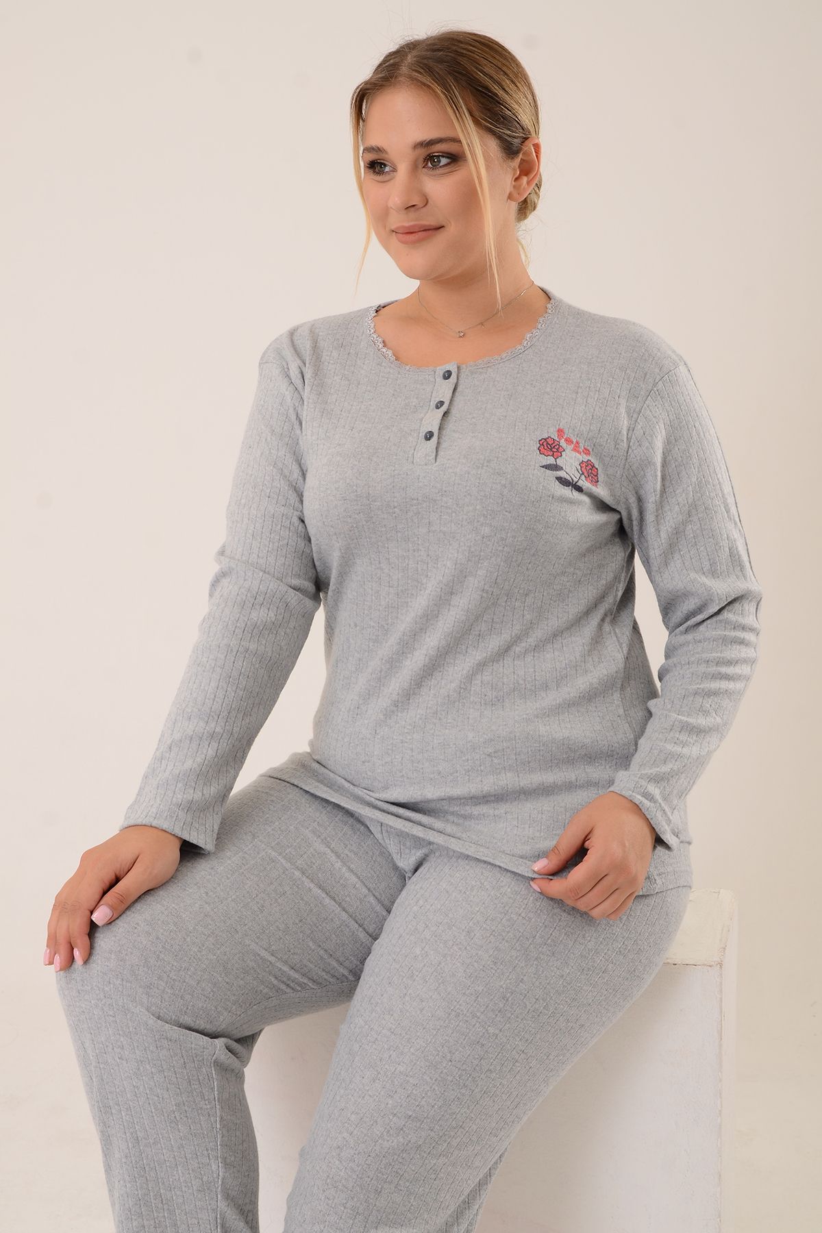 Kadın Düğmeli Nakış Detaylı Gri Büyük Beden Pijama Takımı Pmtk25340