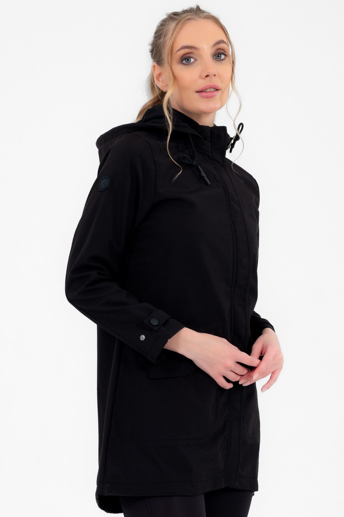 Siyah Çıkarılabilir Kapüşonlu 2 Cepli Su Ve Rüzgar Geçirmez Kadın Softshell Mont 6331