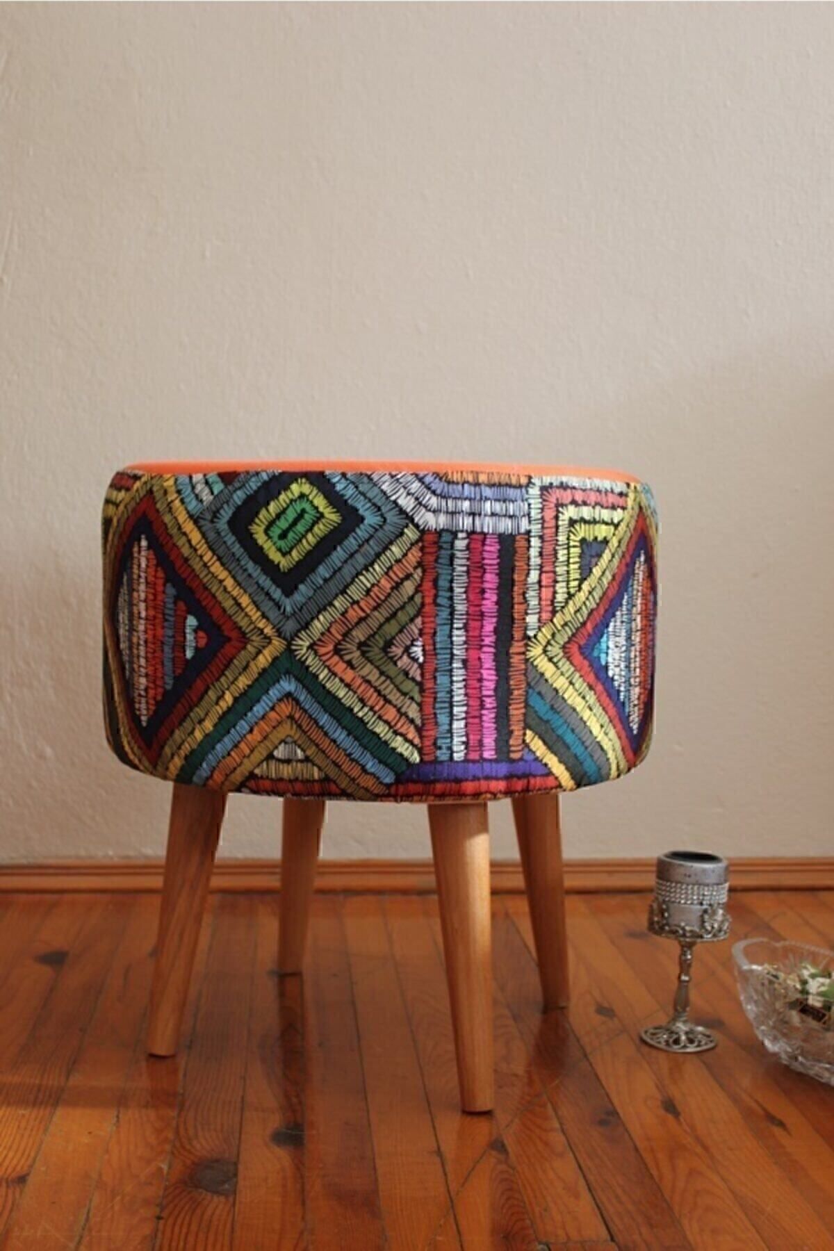 Retro Gürgen Ahşap Ayaklı Dekoratif Etnik Üst Kiremit Desenli Silindir Puf Bench