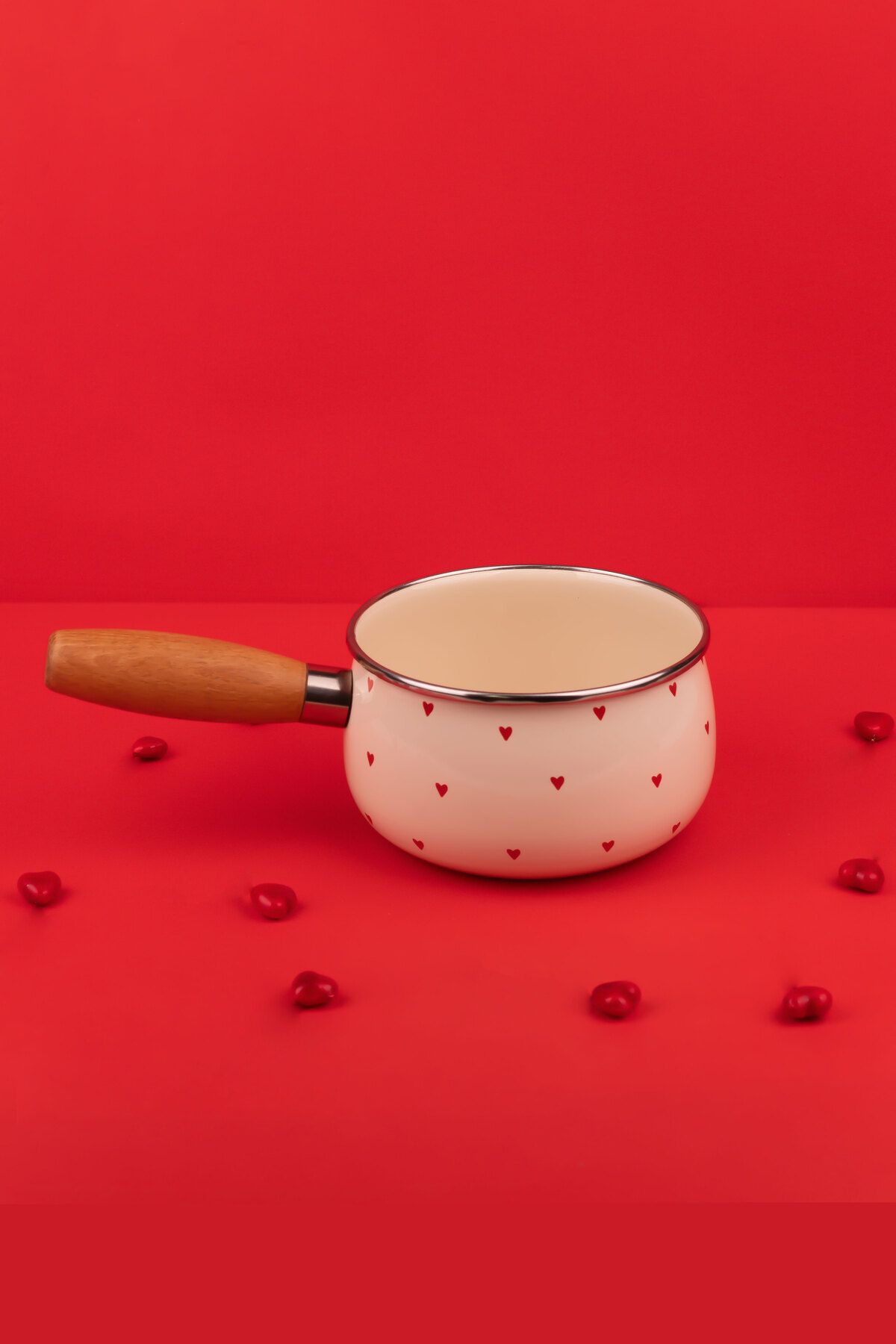 Cupid Ahşap Saplı Kalp Desenli Emaye Sos Tavası 16cm 1,3 Litre (İNDÜKSİYON DAHİL TÜM OCAKLARA UYGUN)