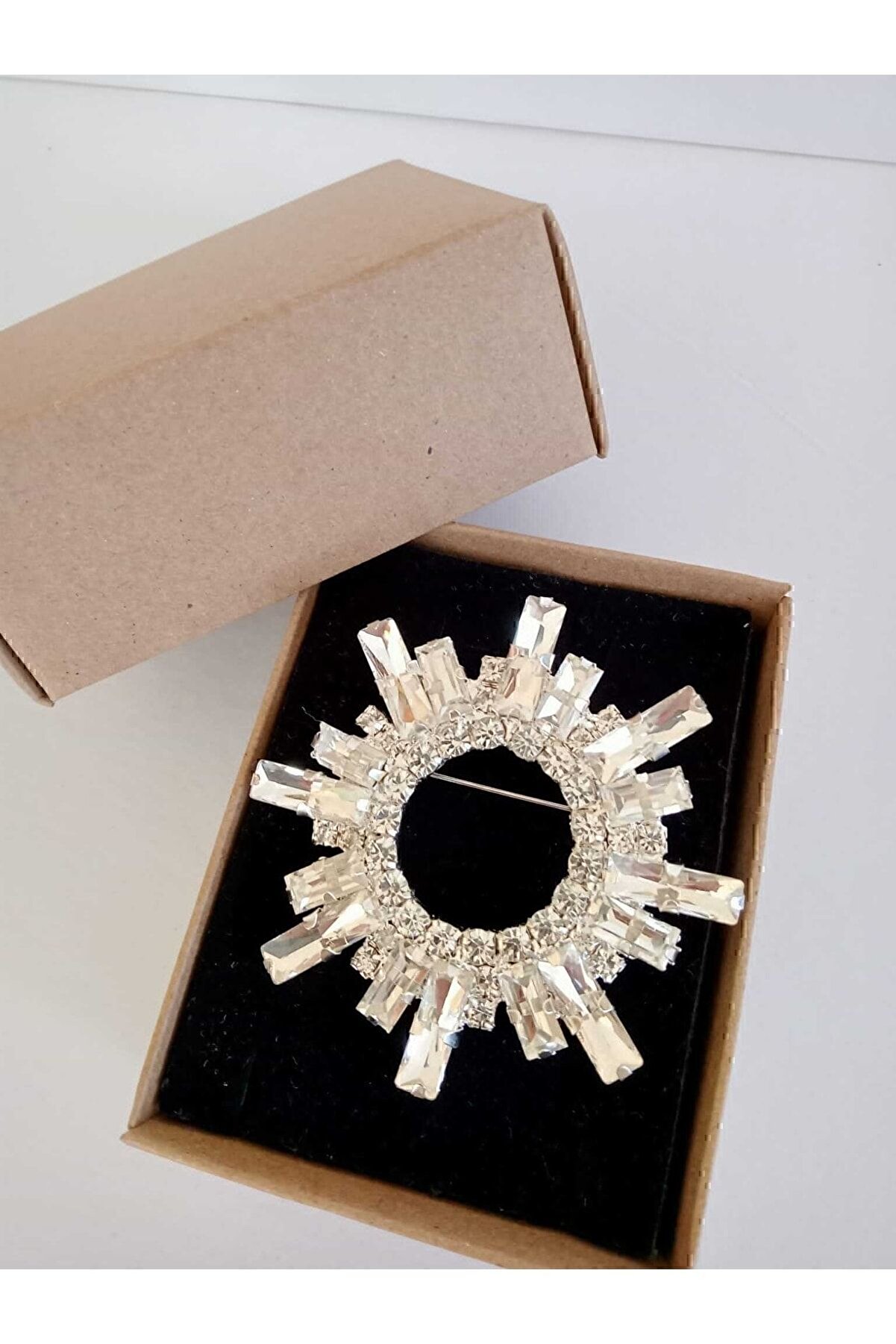 Kristal Taşlı Güneş Broş