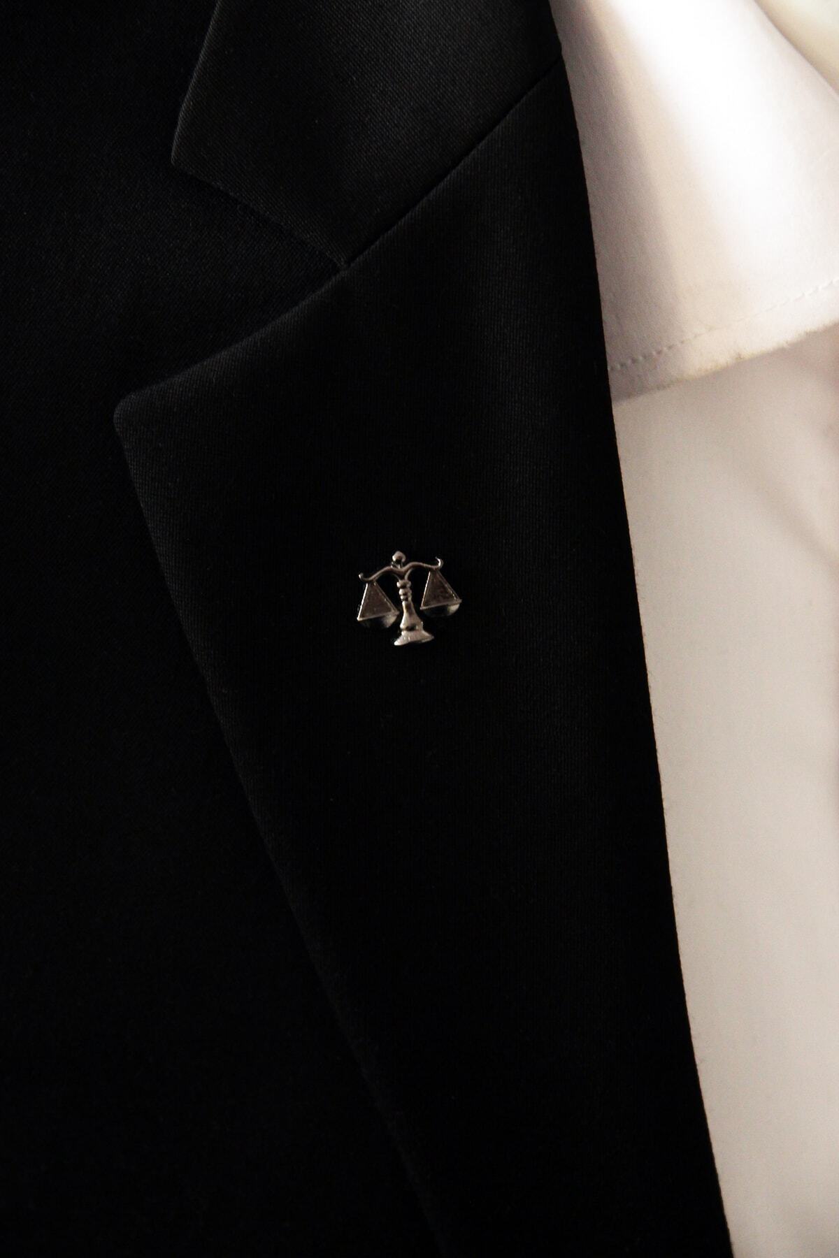 Koyu Gri Renk Terazi Adalet Hukuk Avukat Figürlü Ceket Yaka Iğnesi Broş Rozet