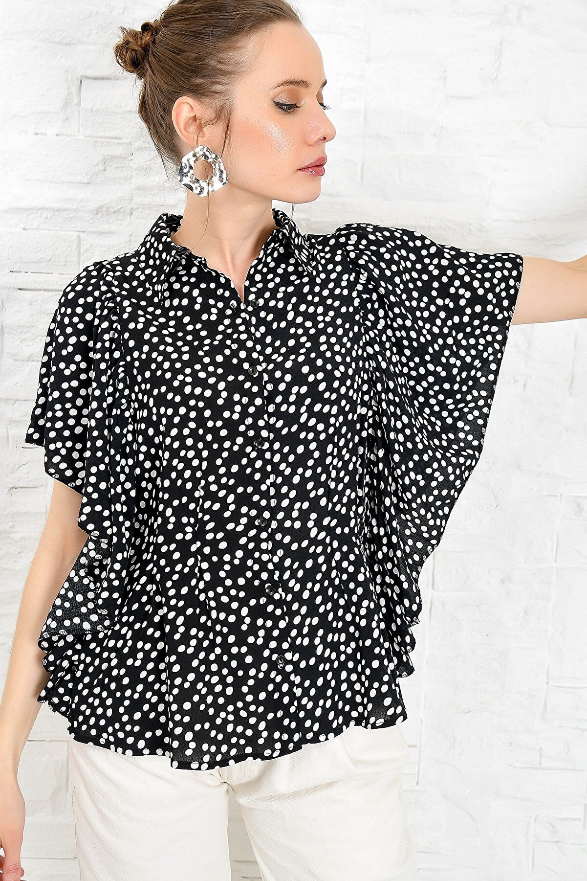Trend Alaçatı Stili Kadın Siyah Desenli Volanlı Dokuma Gömlek DNZ-3159