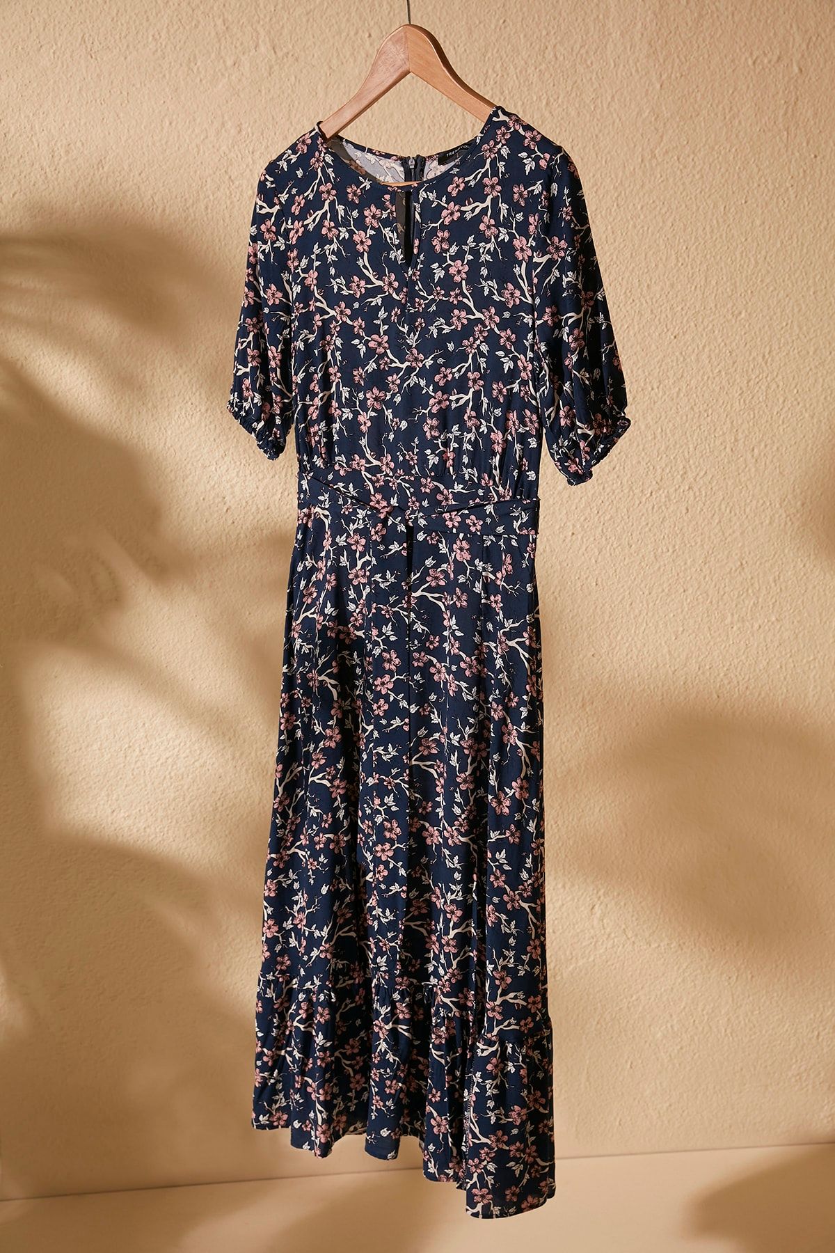 TRENDYOLMİLLA Lacivert Kuşaklı Çiçek Desenli  Elbise TWOSS19XM0064