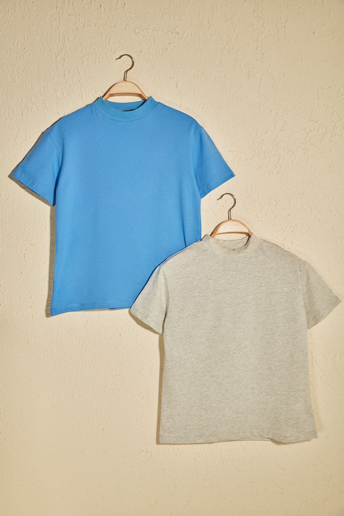 TRENDYOLMİLLA Gri ve Saks Dik Yaka 2'li Paket Basic Örme T-Shirt TWOSS20TS1500