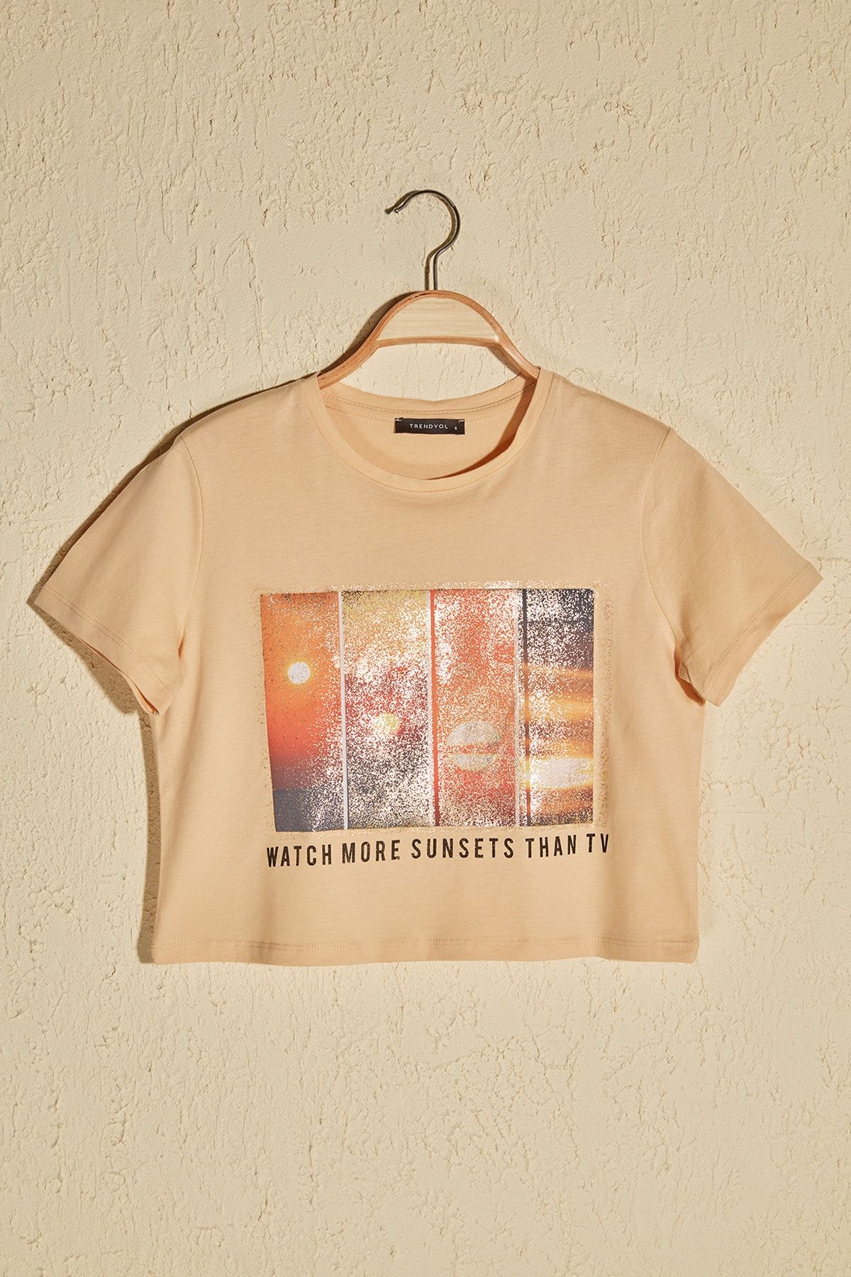 TRENDYOLMİLLA Bej Baskılı Crop Örme T-Shirt TWOSS20TS1338