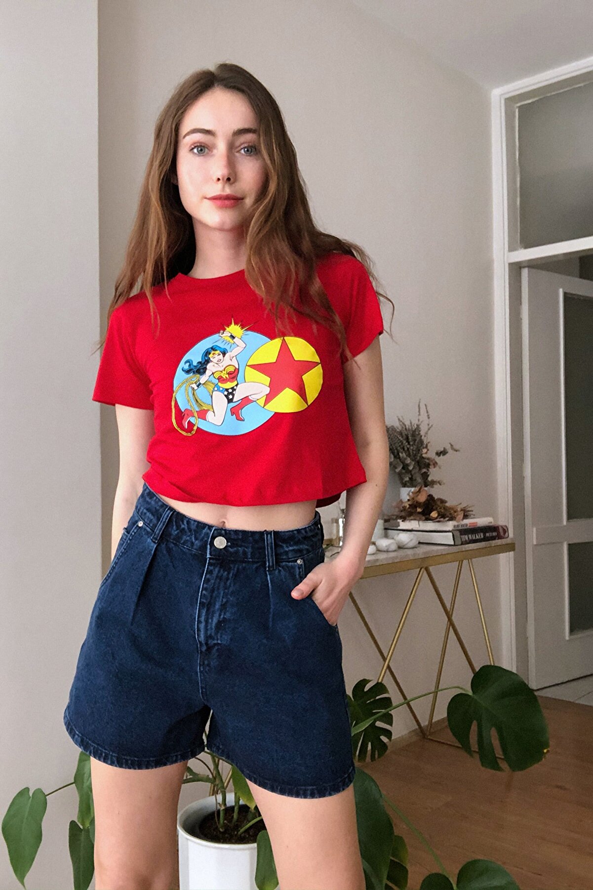 TRENDYOLMİLLA Wonder Woman Kırmızı Lisanslı Baskılı Crop Örme T-Shirt TWOSS20TS0399