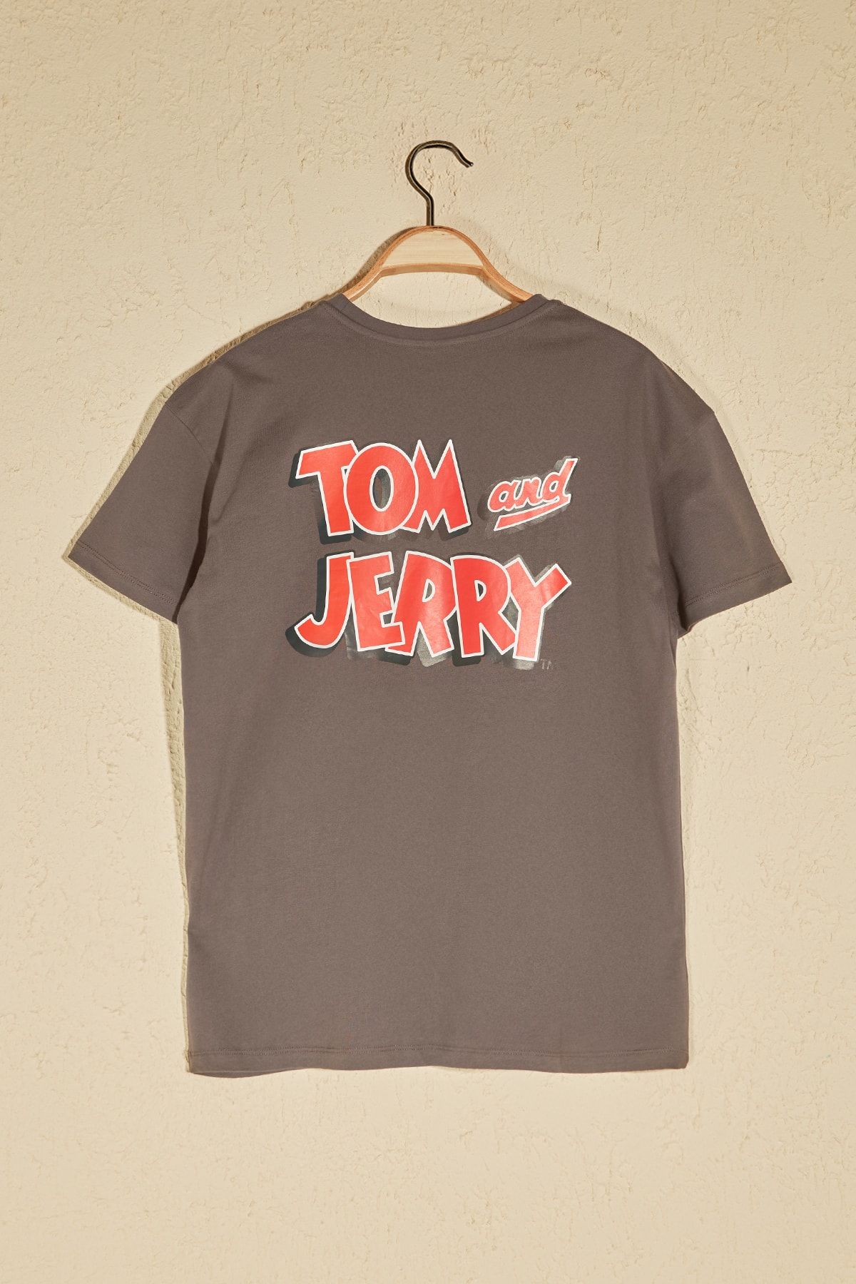 TRENDYOLMİLLA Tom & Jerry  Gri Lisanslı Sırt Baskılı Boyfriend Örme T-Shirt TWOSS20TS0386