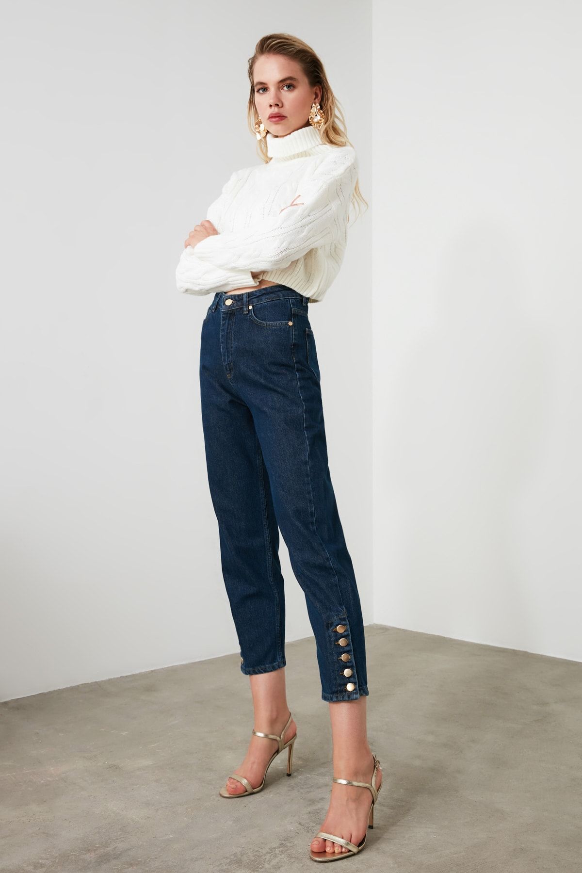 TRENDYOLMİLLA Indigo Düğme Detaylı Yüksek Bel Straight Jeans TWOAW21JE0180