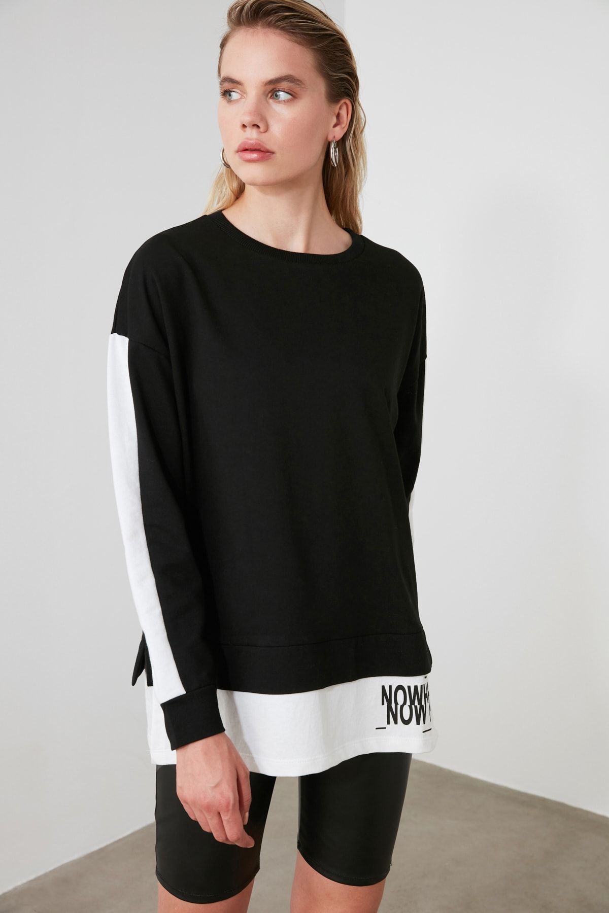 TRENDYOLMİLLA Siyah Baskılı Parça Detaylı Basic Örme Sweatshirt TWOAW21SW0161