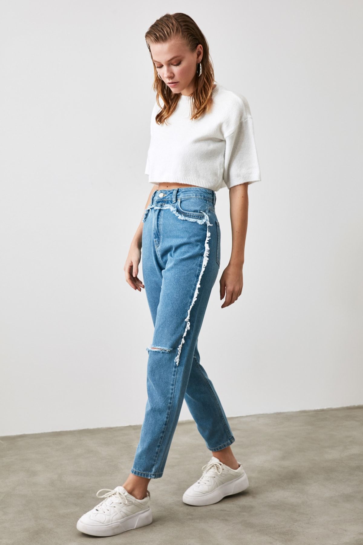 TRENDYOLMİLLA Indigo Yırtıklı Püskül Detaylı Yüksek Bel Mom Jeans TWOAW21JE0174