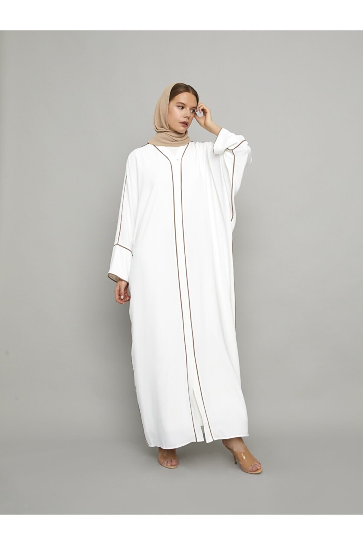 Nuum Design Kadın Beyaz Vizon Biyeli Yarasa Kol Abaya