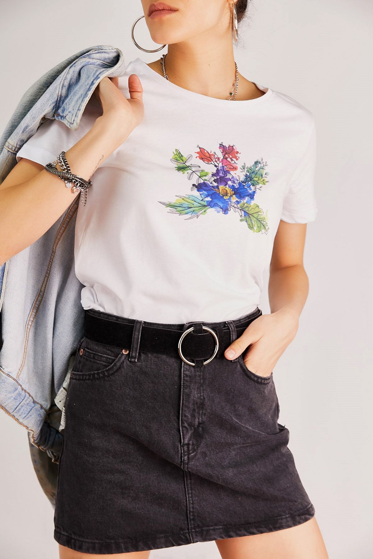 Boutiquen Kadın Beyaz Önü Renkli Çiçek Baskılı T-Shirt 1PSDN-15
