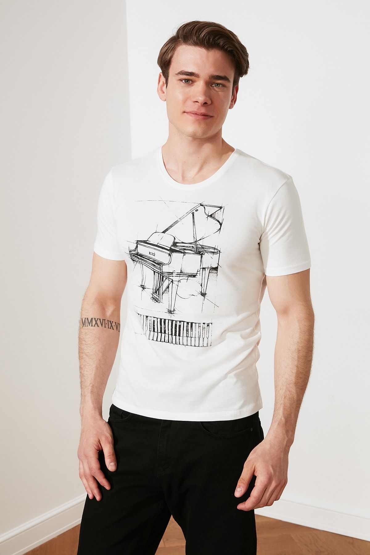 TRENDYOL MAN Ekru Erkek Slim Fit Kısa Kollu Piyano Baskılı T-Shirt TMNSS21TS2841