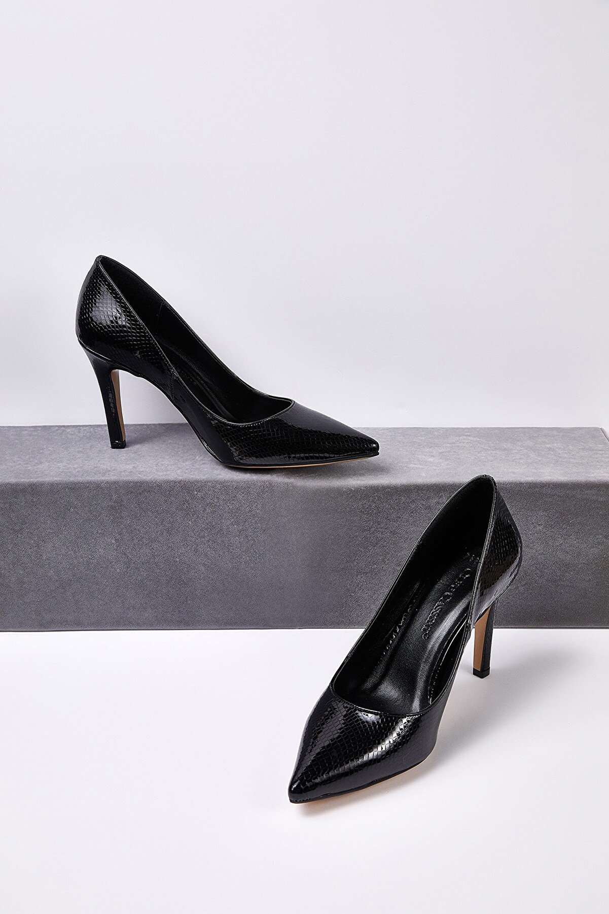 Oleg Cassini Kadın Siyah Klasik Topuklu Abiye Ayakkabısı JULIA