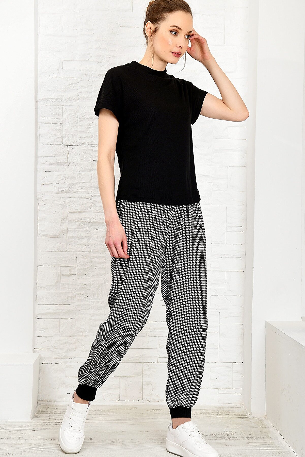 Trend Alaçatı Stili Kadın Siyah-Beyaz Kısa Kol Dokuma Pantolonlu İkili Takım ALC-X3984