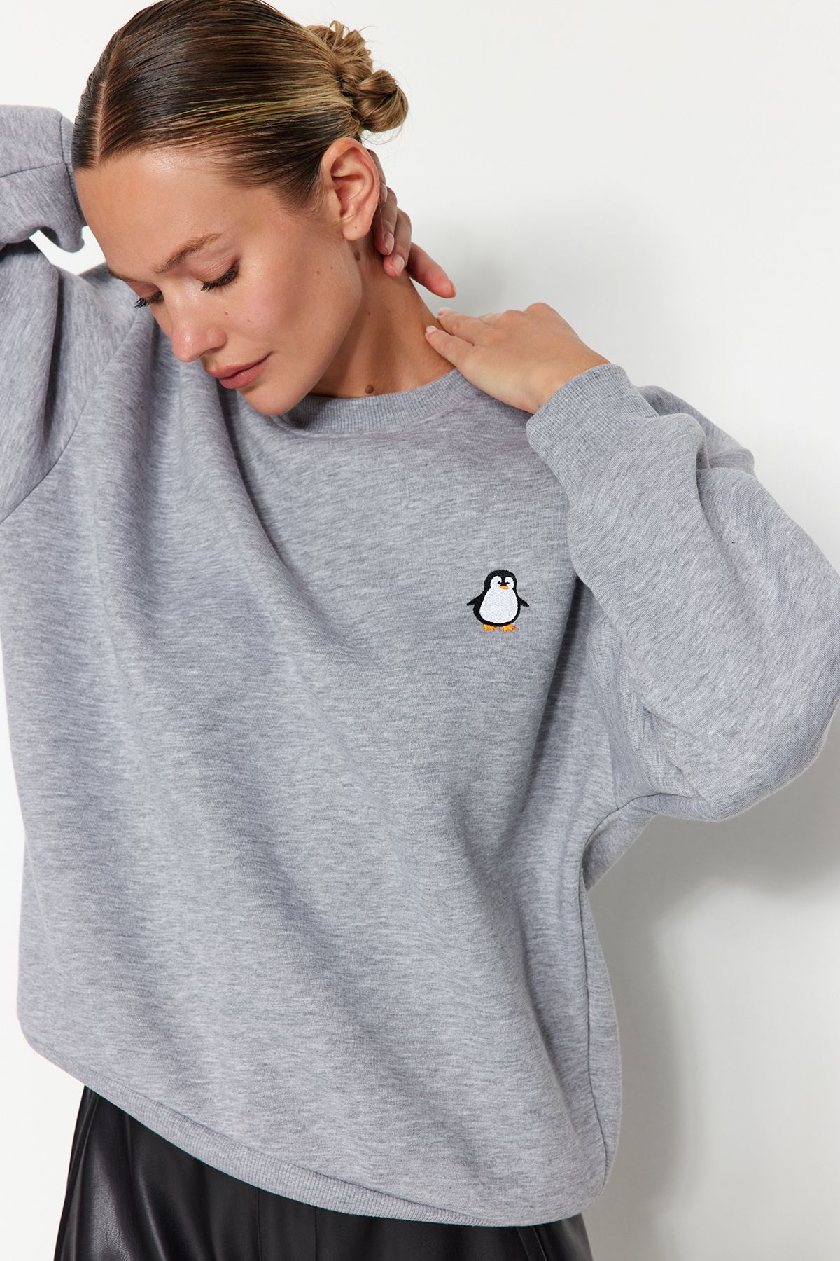 Trendyolmilla Gri Animal Nakışlı Regular/Normal Kalıp Kalın İçi Polarlı Örme Sweatshirt TWOAW24SW00196