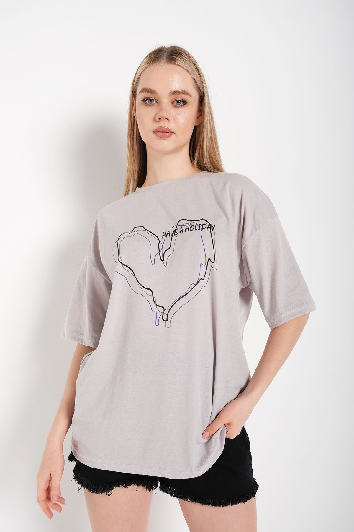 Trendseninle Kadın Çizgili Figür Kalp Boyamalı Gri T-shirt Have A Holiday Baskılı
