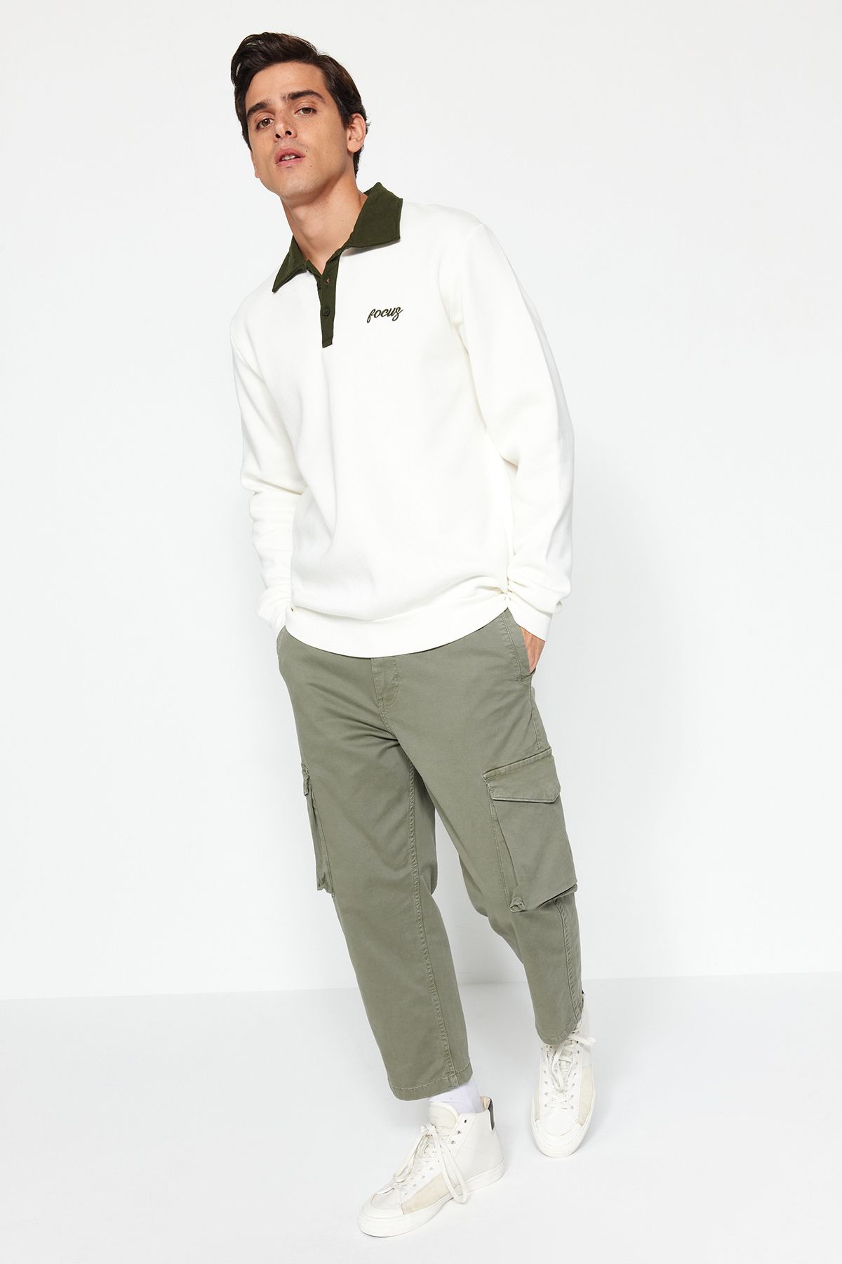 TRENDYOL MAN Ekru  Regular/Normal Kesim Polo Yaka Nakışlı İçi Polarlı Pamuklu Sweatshirt TMNAW24SW00241