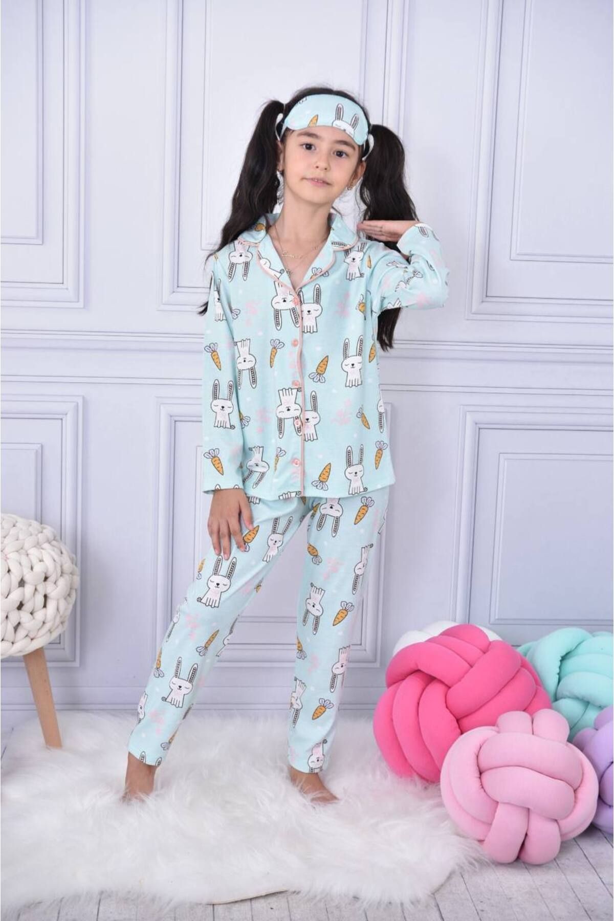 Lolliboomkids Kız Çocuk Pastel Renk Sevimli Tavşan - Havuç Baskı Desenli Düğmeli Pijama Takımı Göz Bandı Hediyeli