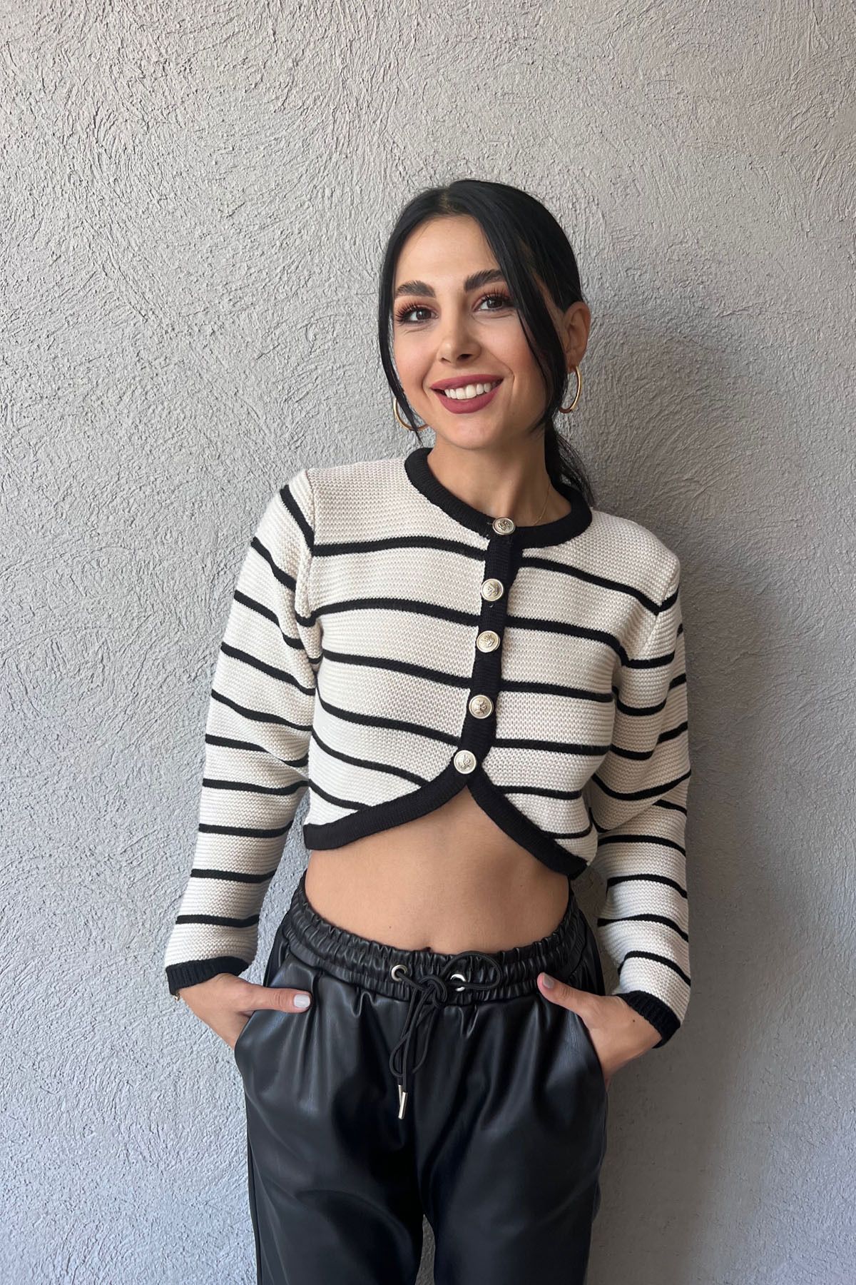 Seda Yalçın Atelier Ekru Düğmeli Asimetrik Çizgili Crop Hırka