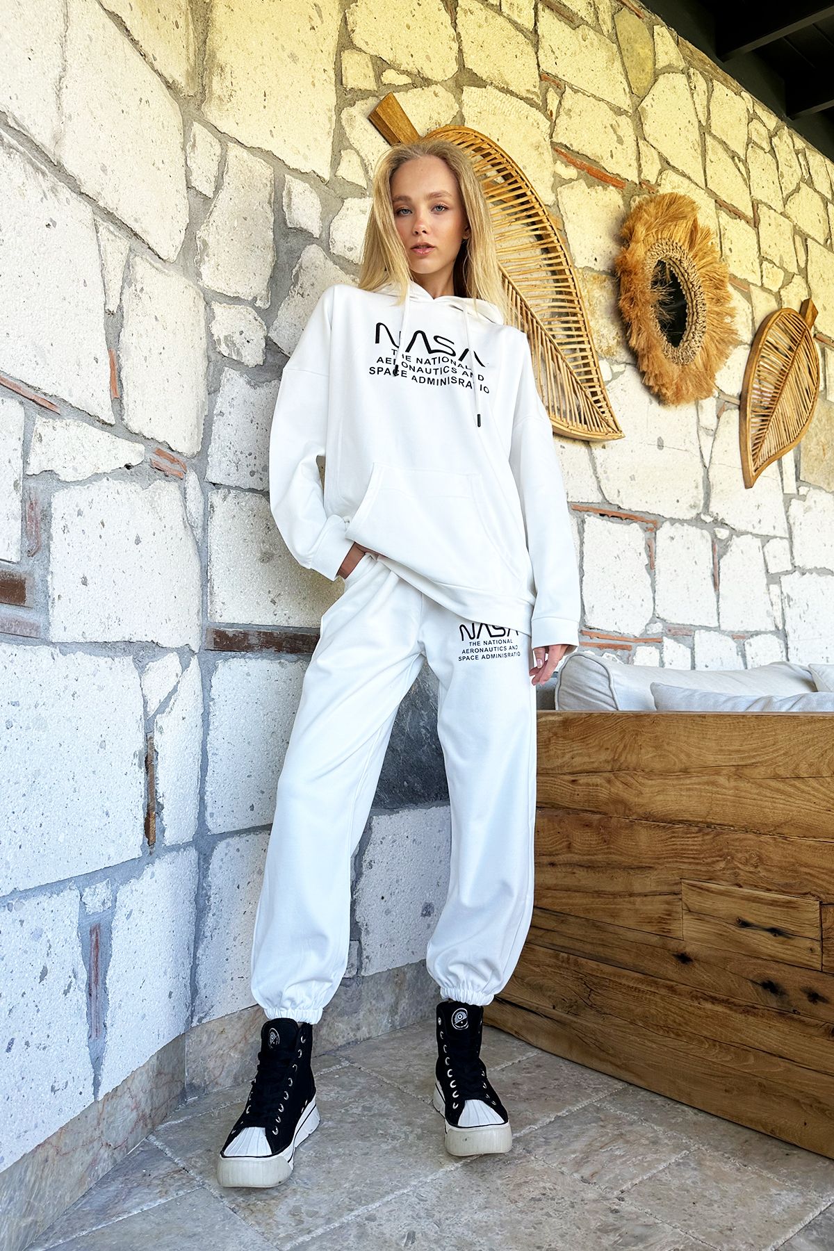 Trend Alaçatı Stili Kadın Beyaz Kapüşonlu Kanguru Cepli 3 İplik Baskılı Alt Üst Takım ALC-X10988