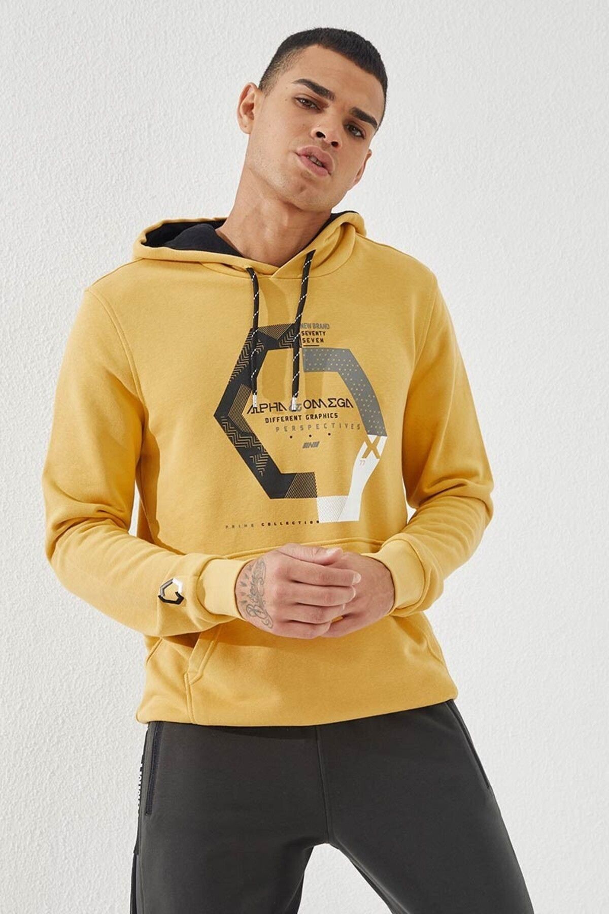 TOMMY LIFE Erkek Sarı Kapüşonlu Üç Renk Nakışlı Hardal Kanguru Cepli  Sweatshirt