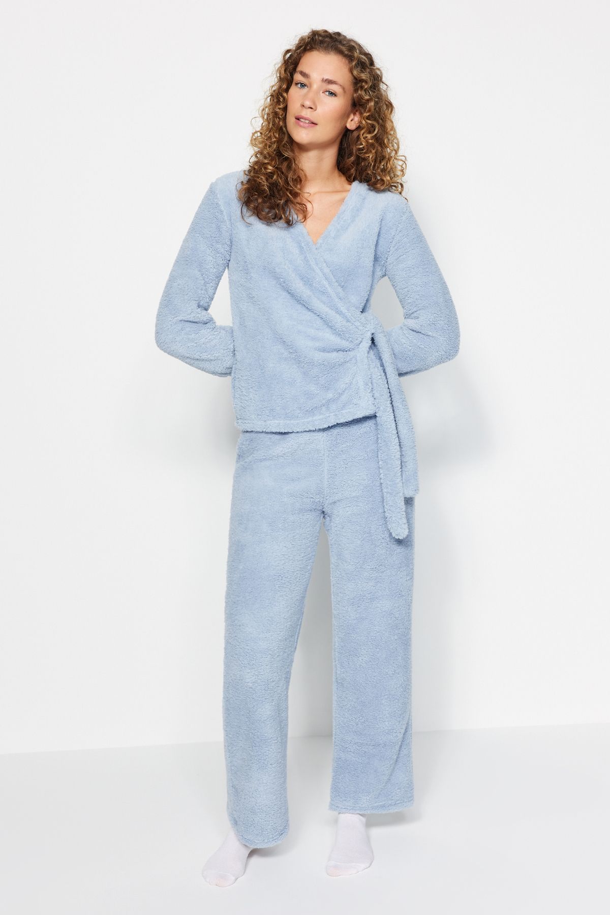 TRENDYOLMİLLA Açık Mavi Kruvaze Yaka Wellsoft Gömlek-Pantolon Örme Pijama Takımı THMAW24PT00033