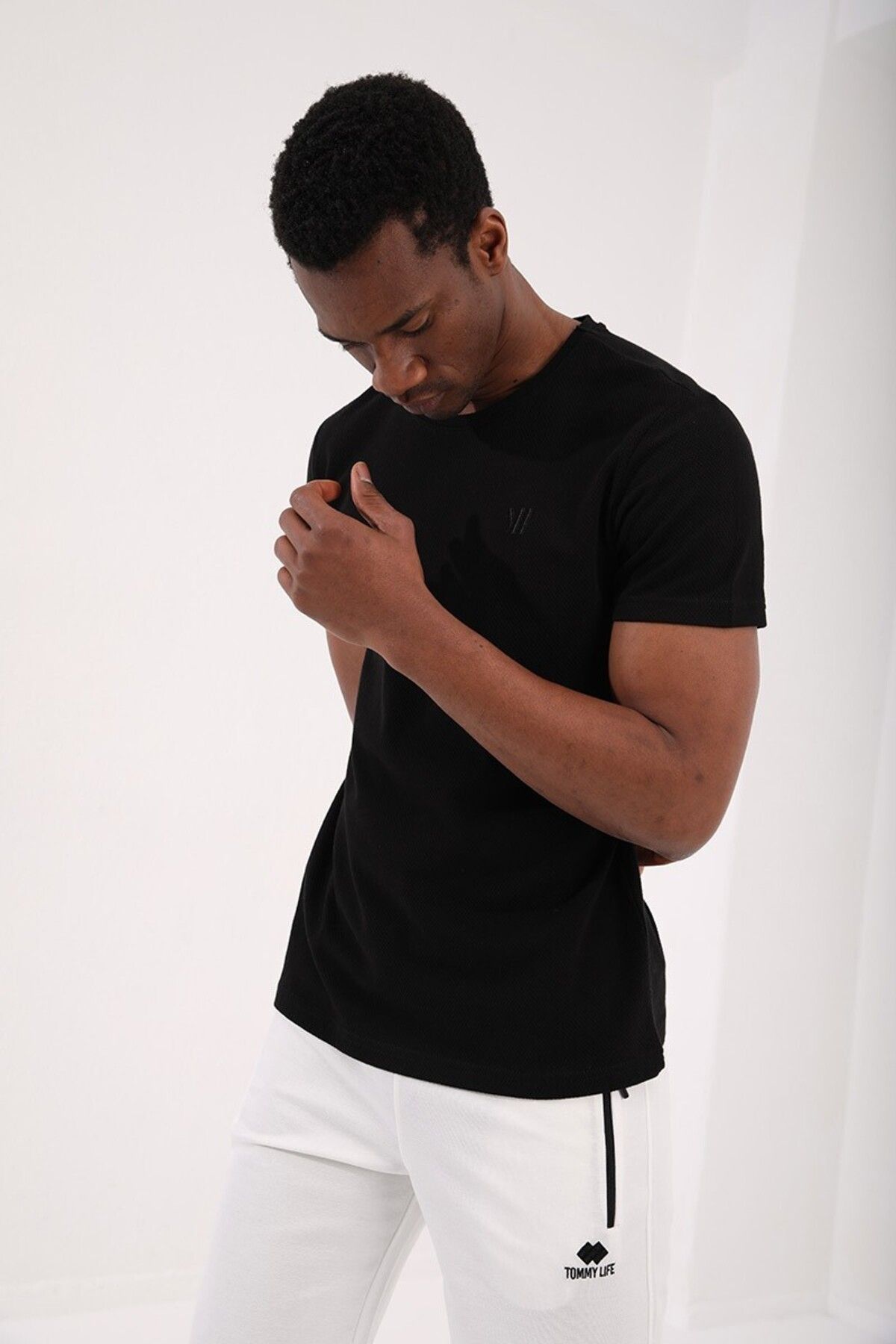 TOMMY LIFE Siyah Erkek Petek Dokulu Çift Ok Logolu Standart Kalıp O Yaka T-shirt - 87921