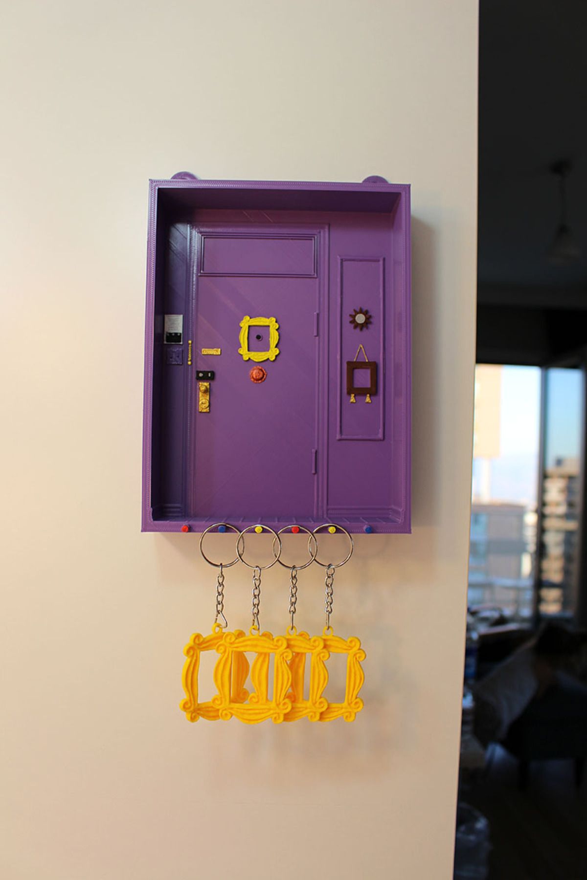 Maflen Friends Minyatür Monica'nın Kapısı Dekoratif Anahtar Askısı Ve 4lü Sarı Çerçeve Anahtarlık
