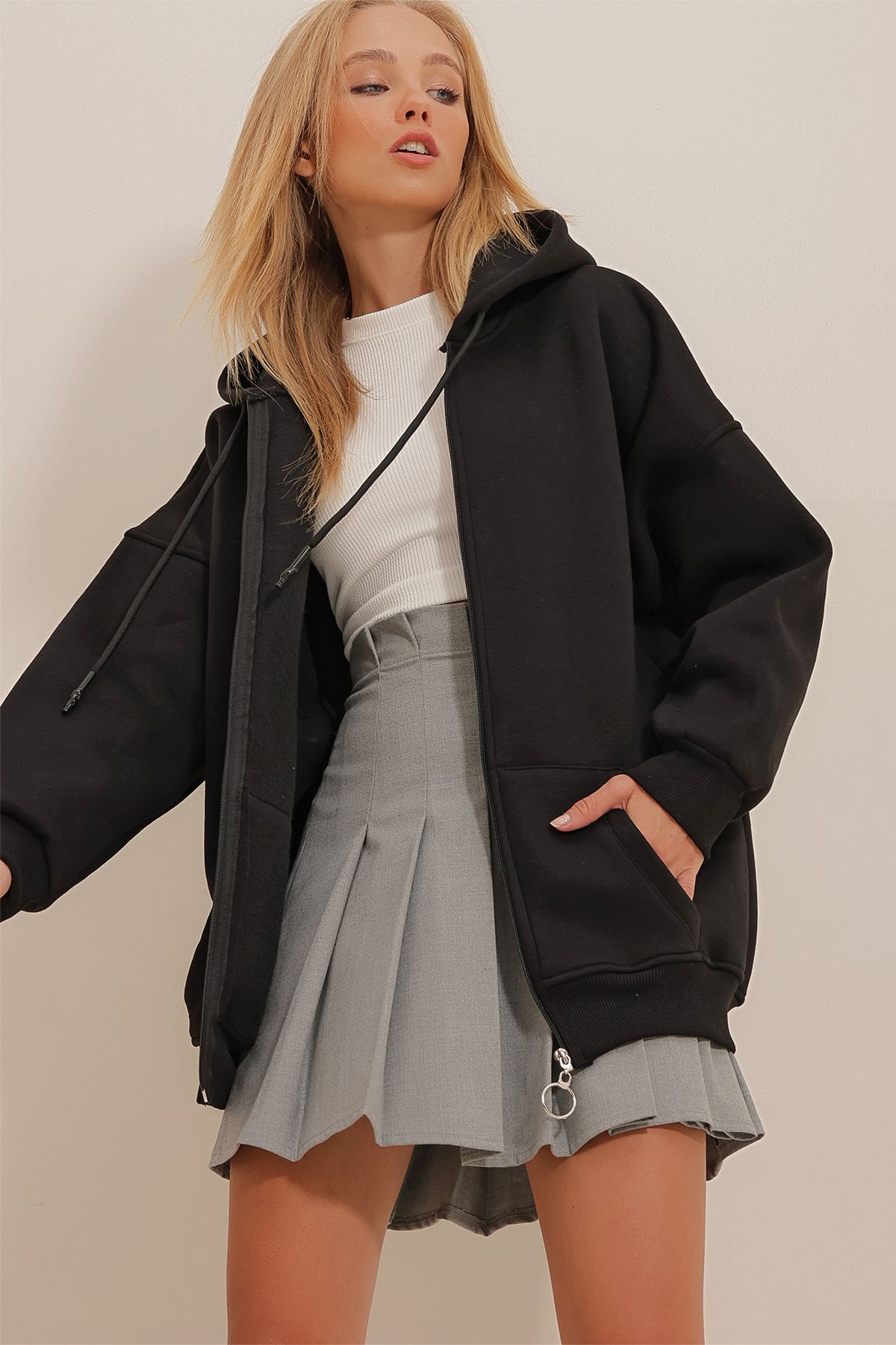 Trend Alaçatı Stili Kadın Siyah Kapüşonlu Kanguru Cepli Fermuarlı Şardonlu Sweatshirt ALC-X10800