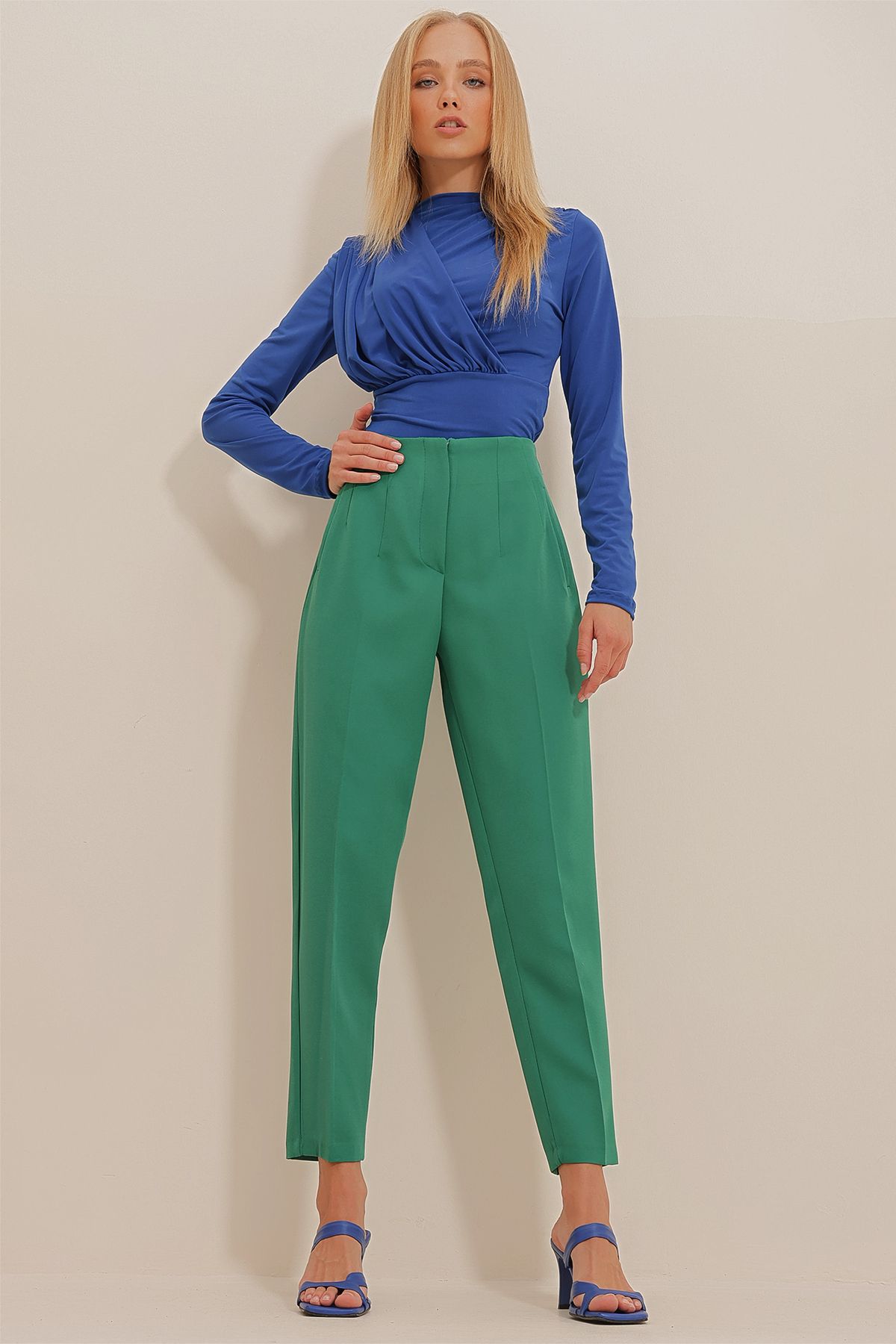 Trend Alaçatı Stili Kadın Zümrüt Yeşili Yüksek Bel Önü Pensli Fileto Cepli Boru Paça Pantolon ALC-X10990