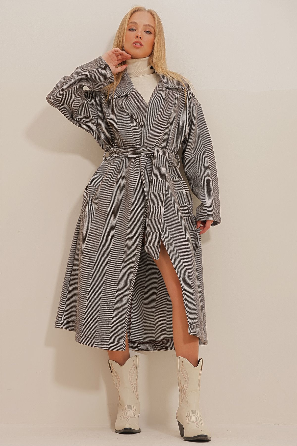 Trend Alaçatı Stili Kadın Kahve Kruvaze Beli Kemerli Balık Sırtı Desenli Kaşe Palto ALC-X10824
