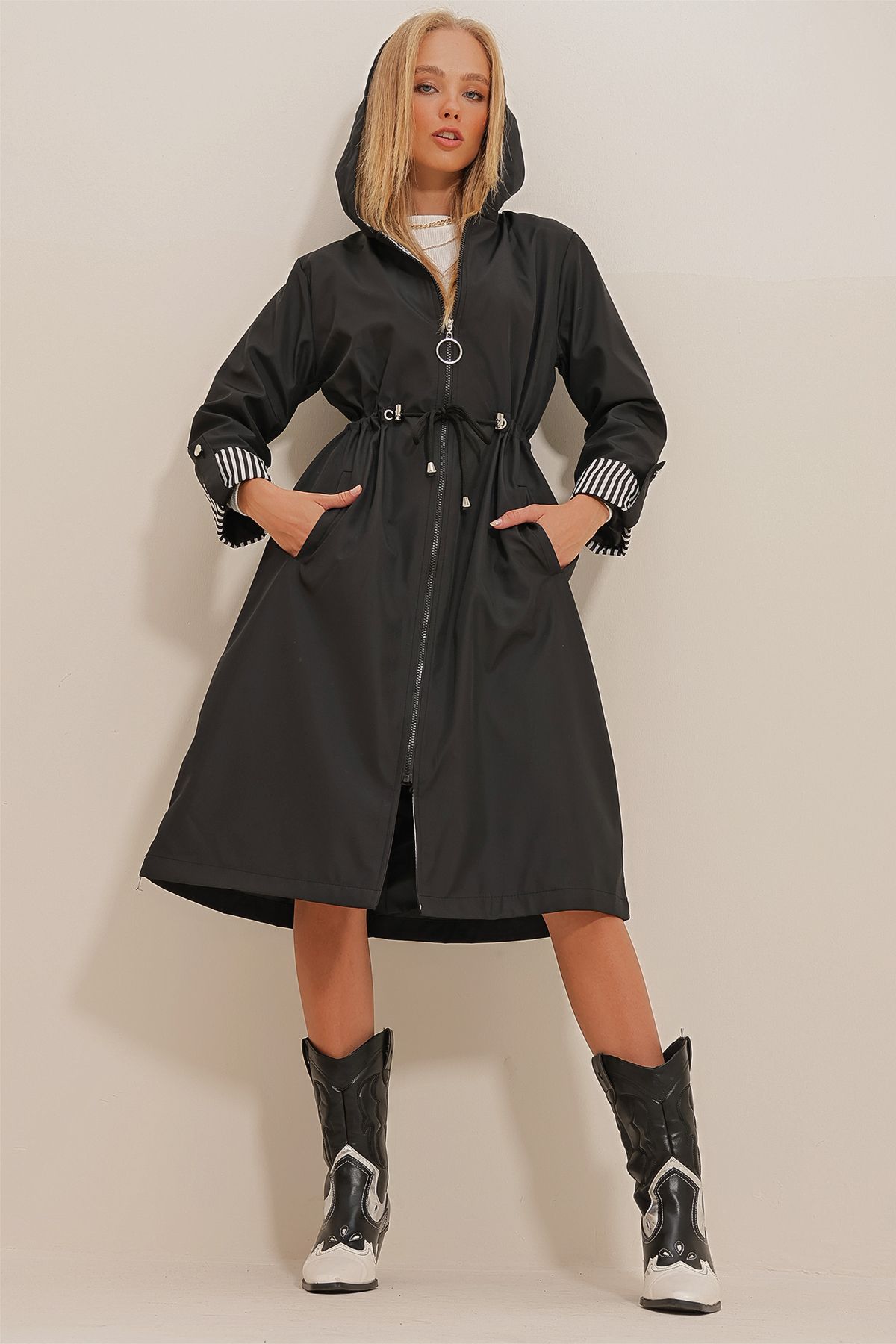 Trend Alaçatı Stili Kadın Siyah İçi Çizgi Blok Ve Astarlı Beli Kemerli Kapüşonlu Fermuarlı  Trençkot ALC-X10983