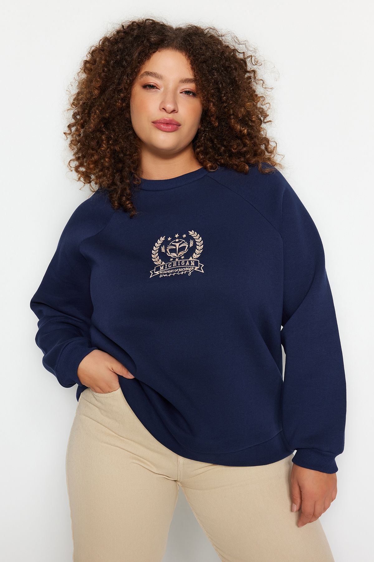 Trendyol Curve Lacivert Kalın İçi Polarlı Nakış Detaylı Örme Sweatshirt TBBAW24AO00021